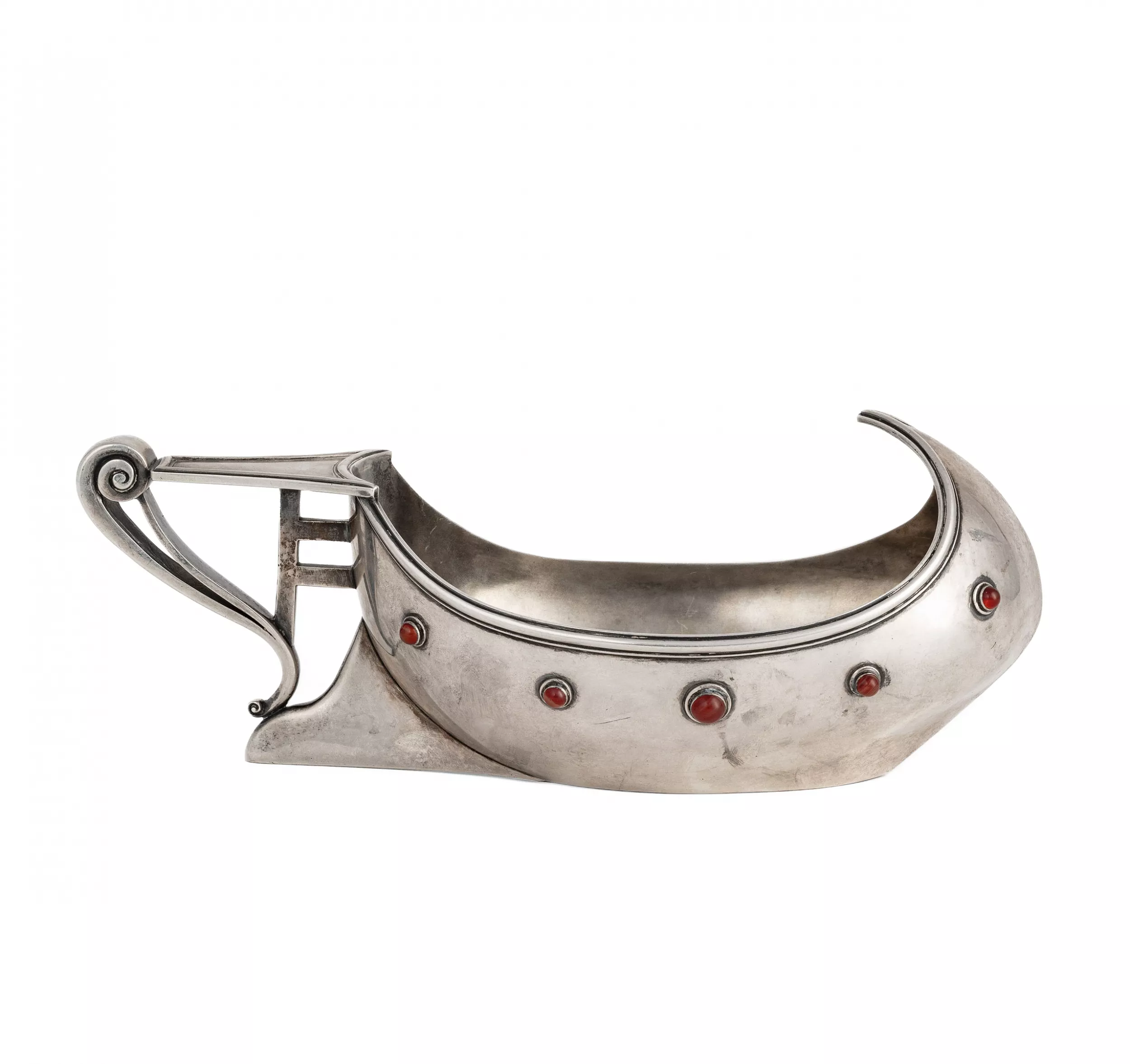 RUSSIAN PRESENTATION SILVER KOVSH IN ART NOUVEAU STYLE. ALEXANDER VYAKOVA. FIRM OF C. FABERGÉ SAINT PETERSBURG, EARLY 20TH CENTURY