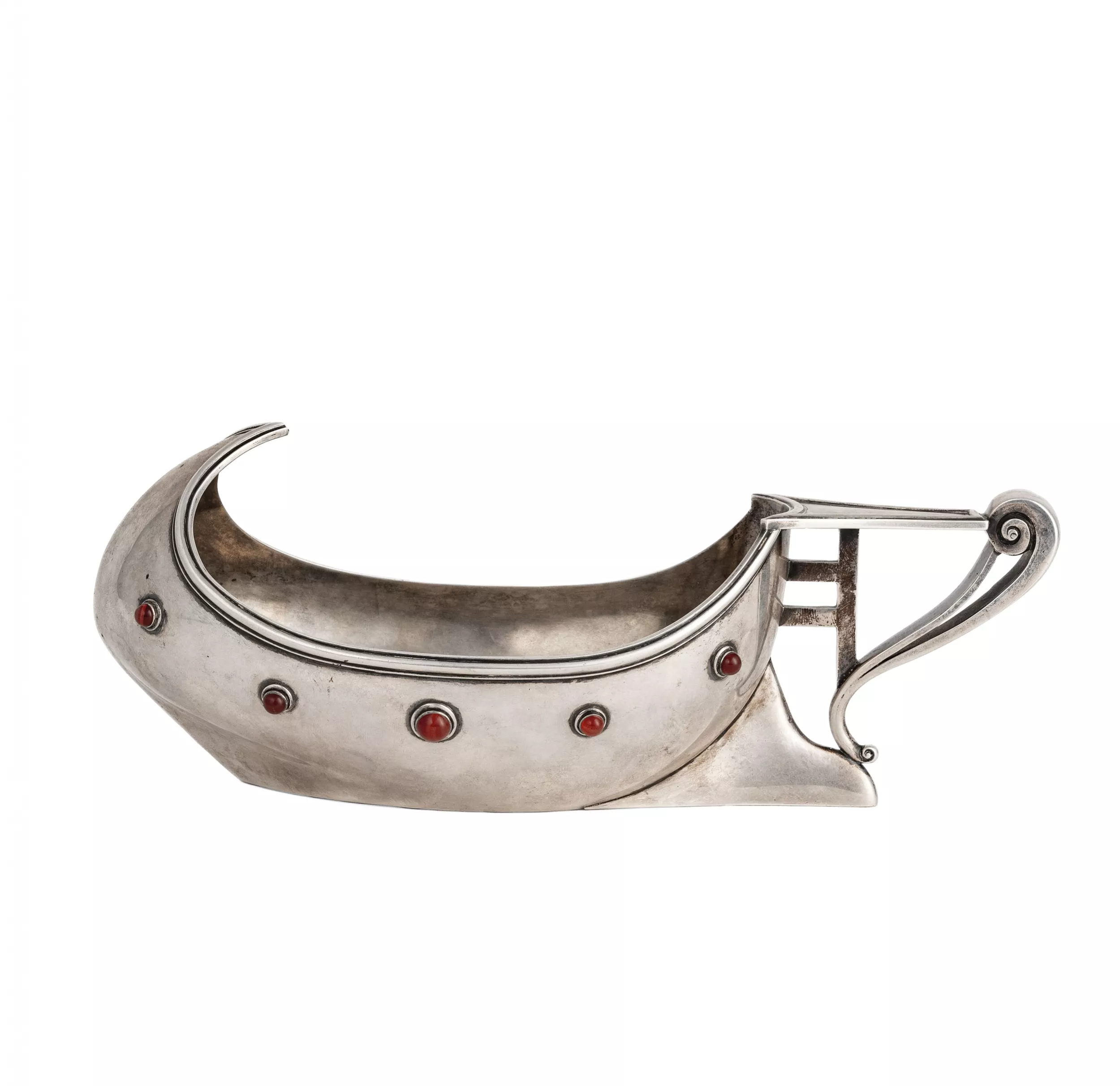 RUSSIAN PRESENTATION SILVER KOVSH IN ART NOUVEAU STYLE. ALEXANDER VYAKOVA. FIRM OF C. FABERGÉ SAINT PETERSBURG, EARLY 20TH CENTURY