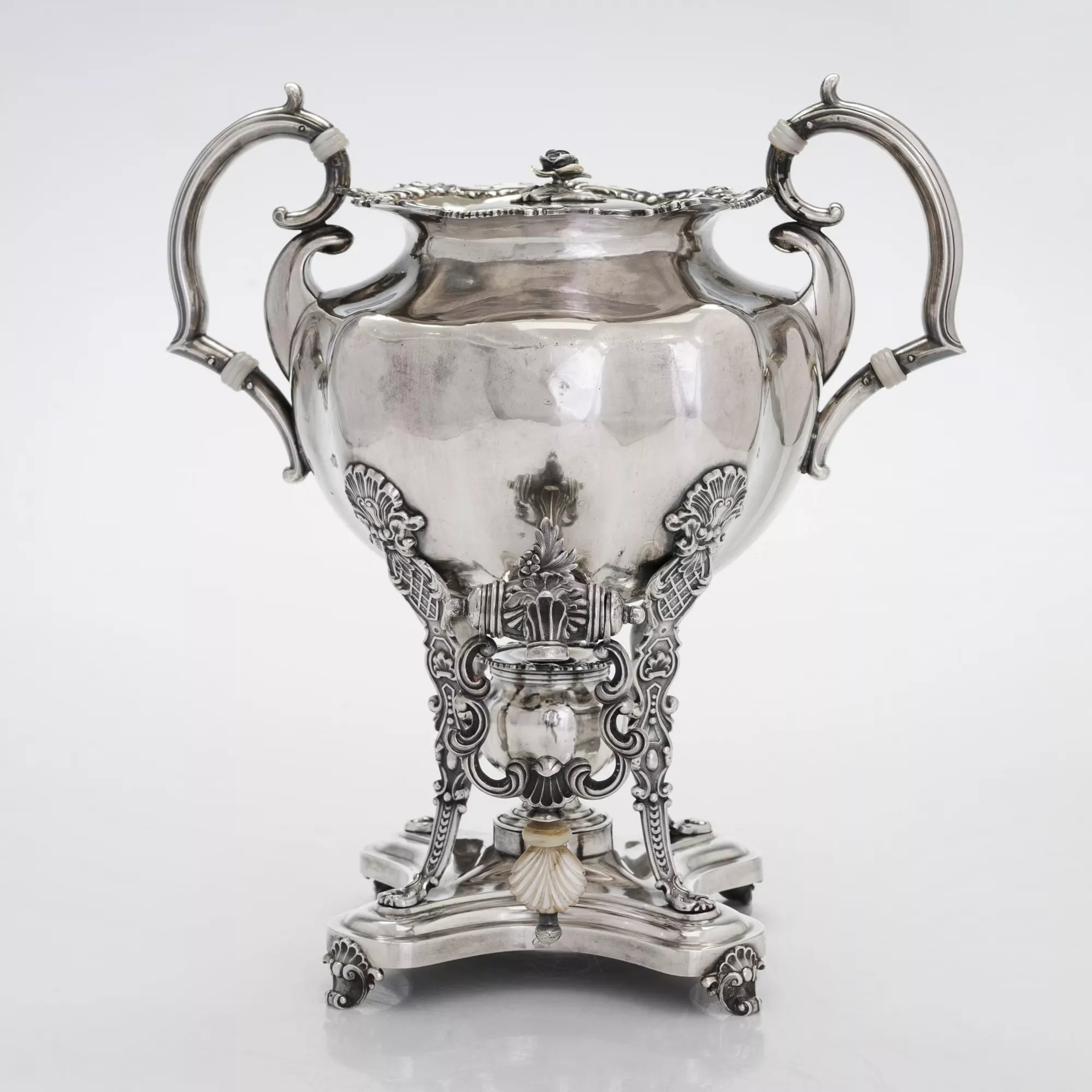 Théière-samovar en argent pour servir des boissons chaudes. Shper Adolf. Saint-Pétersbourg, 1843