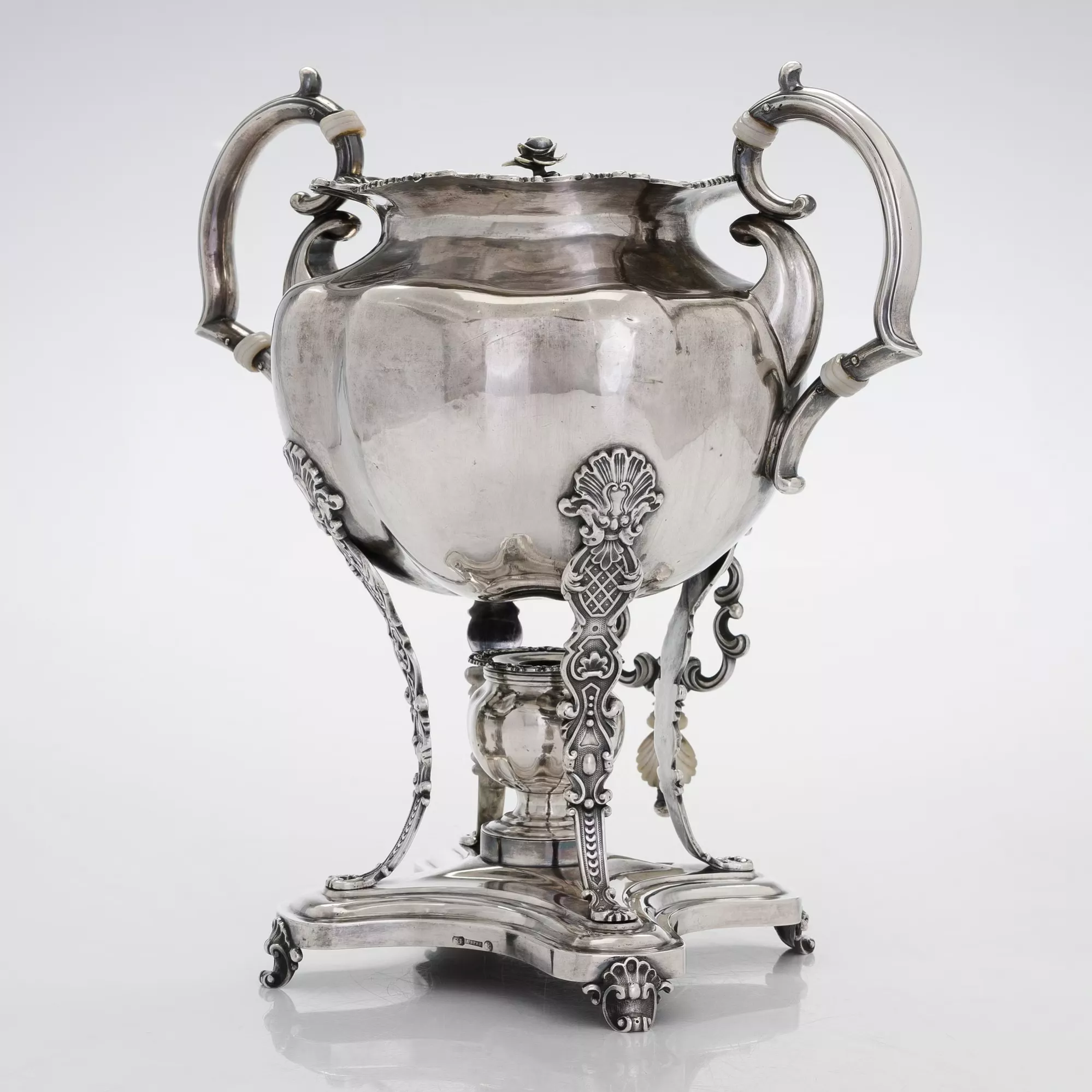 Théière-samovar en argent pour servir des boissons chaudes. Shper Adolf. Saint-Pétersbourg, 1843