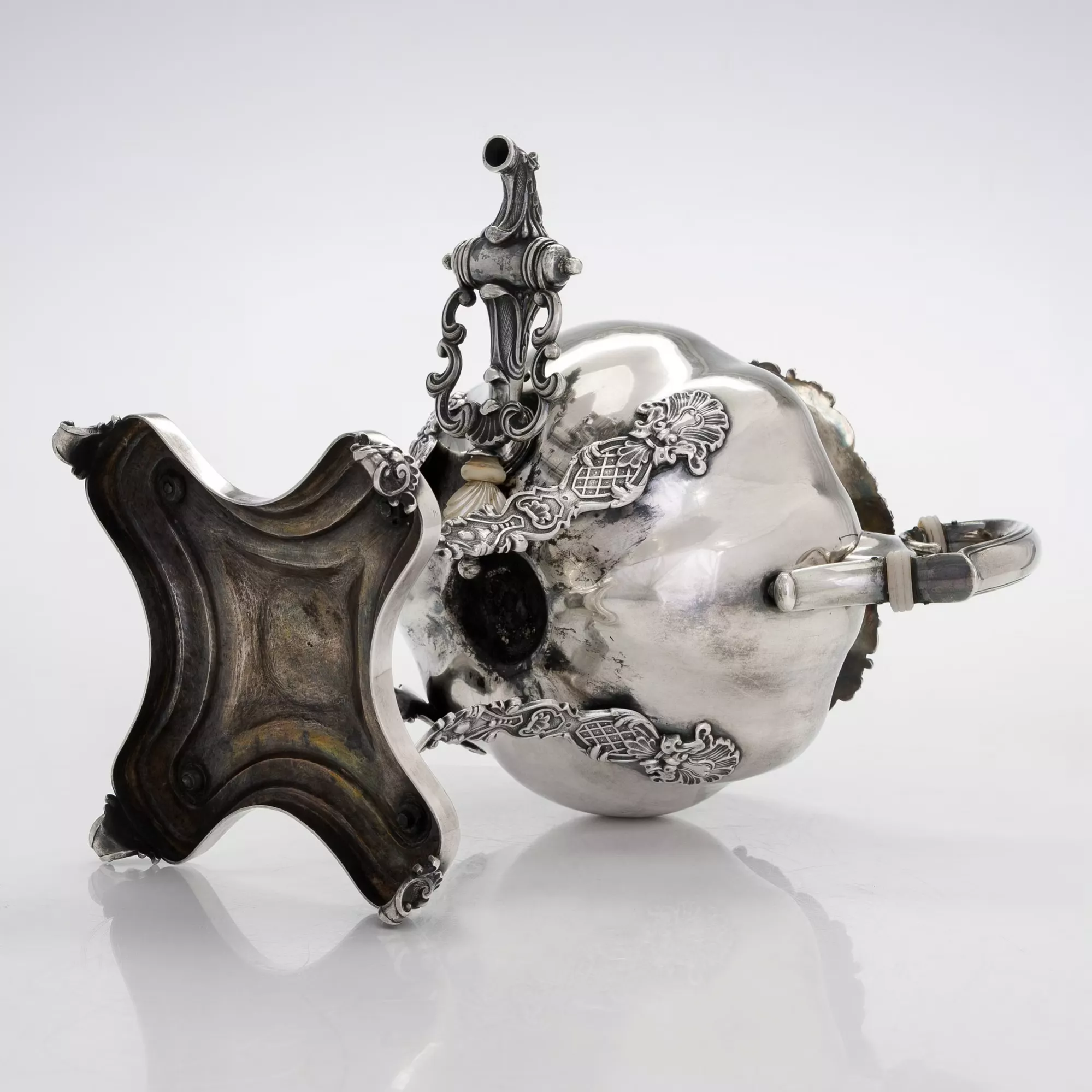 Théière-samovar en argent pour servir des boissons chaudes. Shper Adolf. Saint-Pétersbourg, 1843