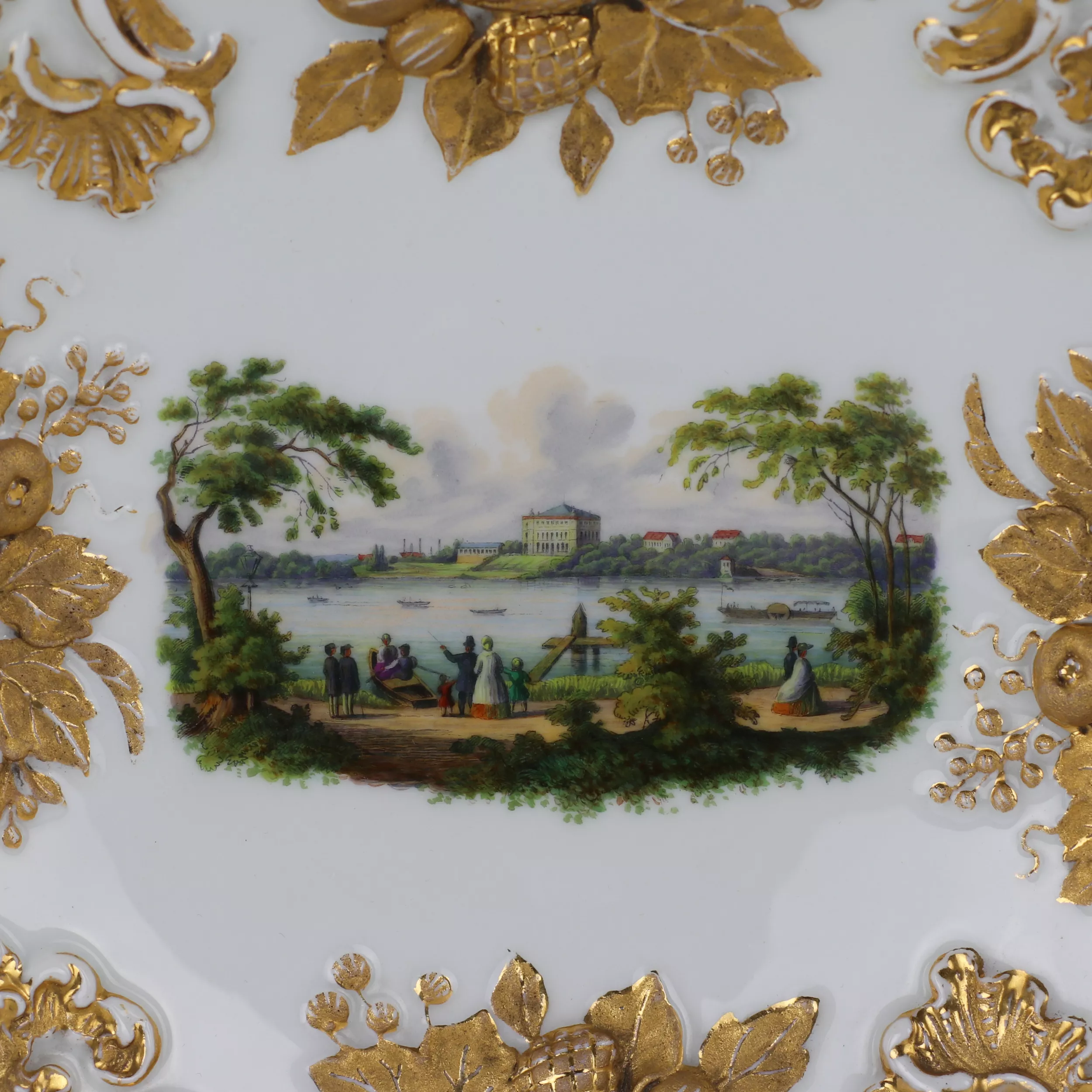 LUXUEUX PLAT DÉCORATIF À VUE DE ZWICKAU. MEISSEN. 1815 - 1860