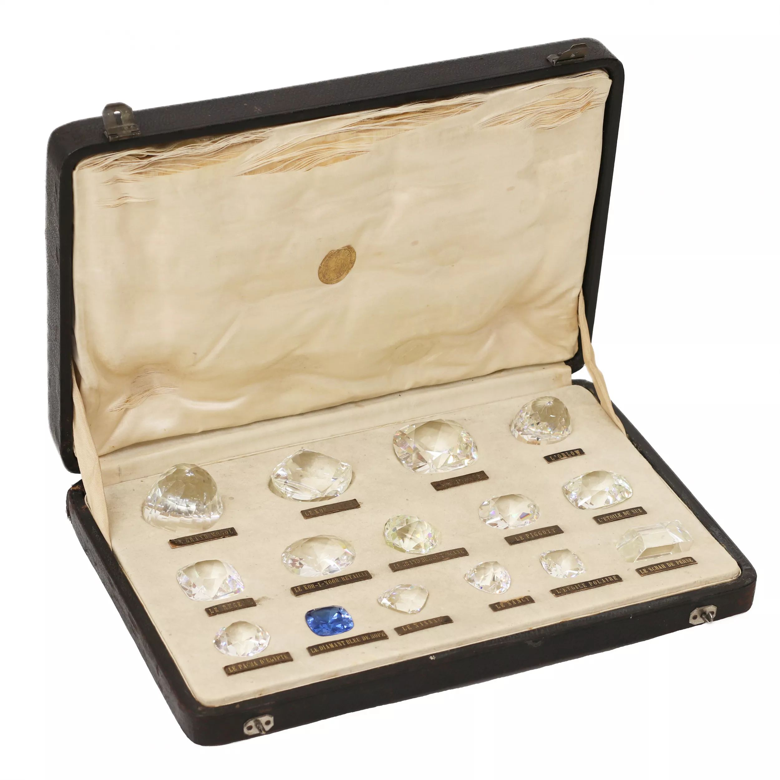 Un coffret vintage des répliques de diamants les plus célèbres au monde. 