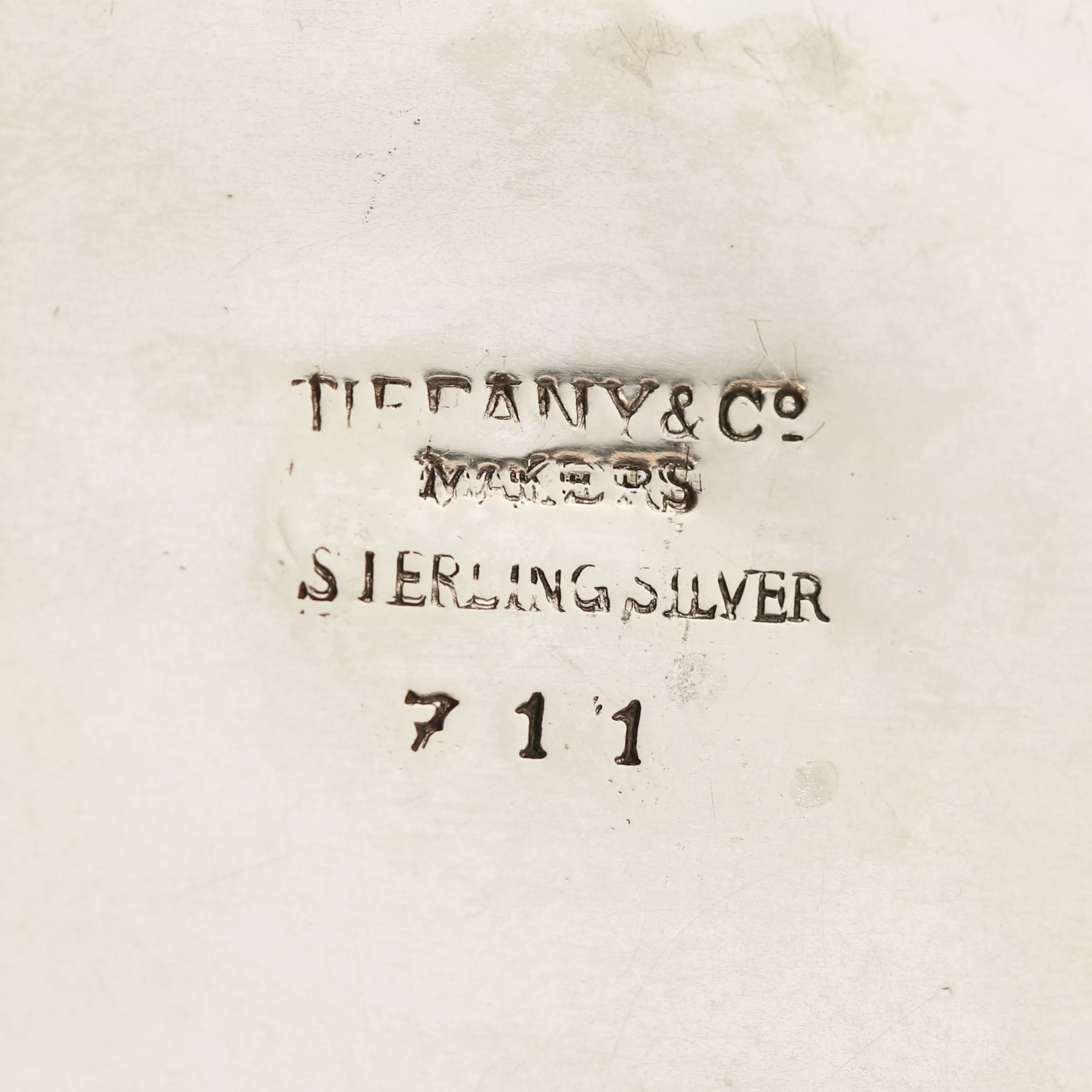 TIFFANY & CO. CRÉMIER EN ARGENT STERLING EN FORME DE POISSON. ÉTATS-UNIS, MILIEU DU XXe SIÈCLE