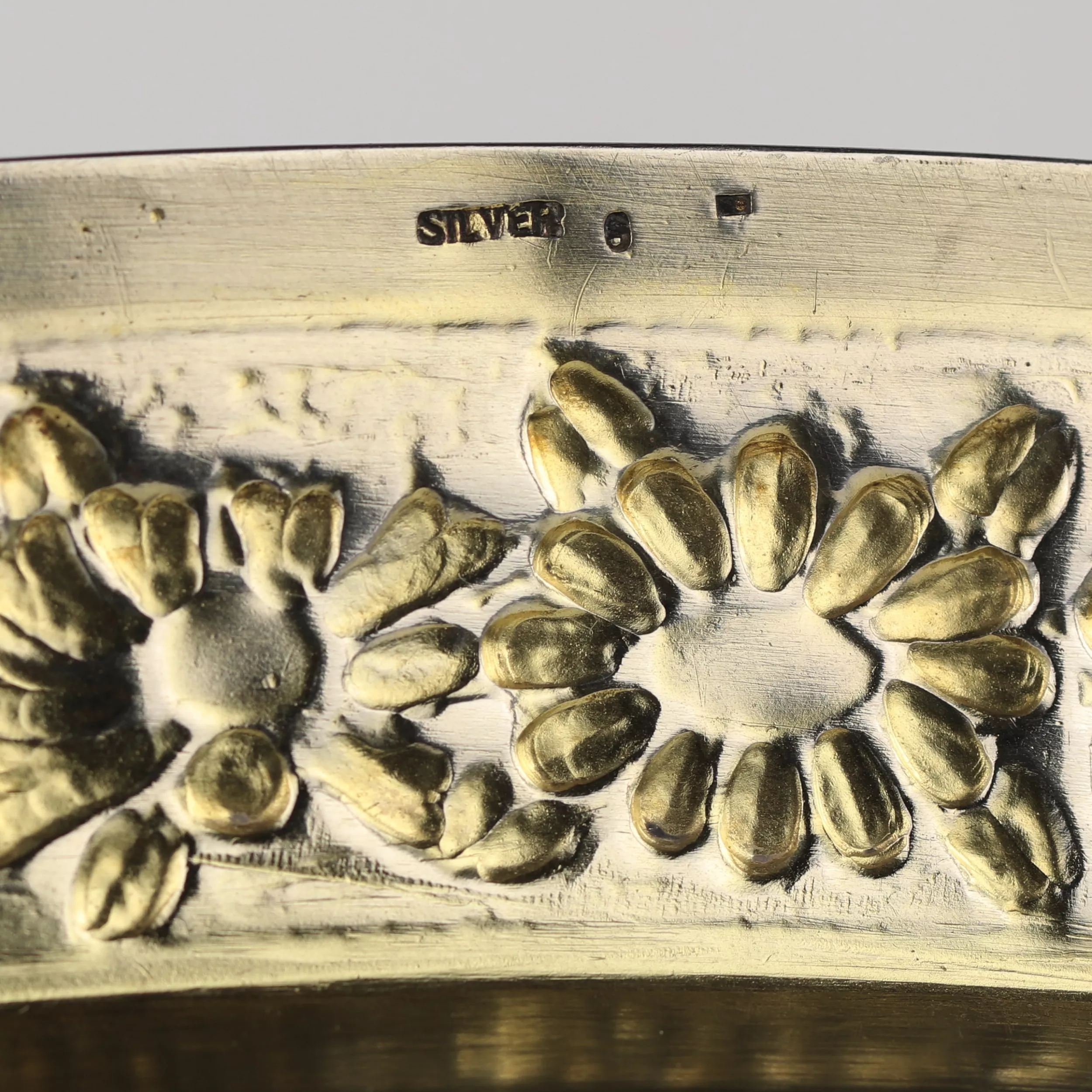 SERVICE À THÉ CHINOIS D’EXPORTATION EN ARGENT DORÉ AVEC ÉMAUX ET CABOCHONS CHINE, DÉBUT DU XXE SIÈCLE