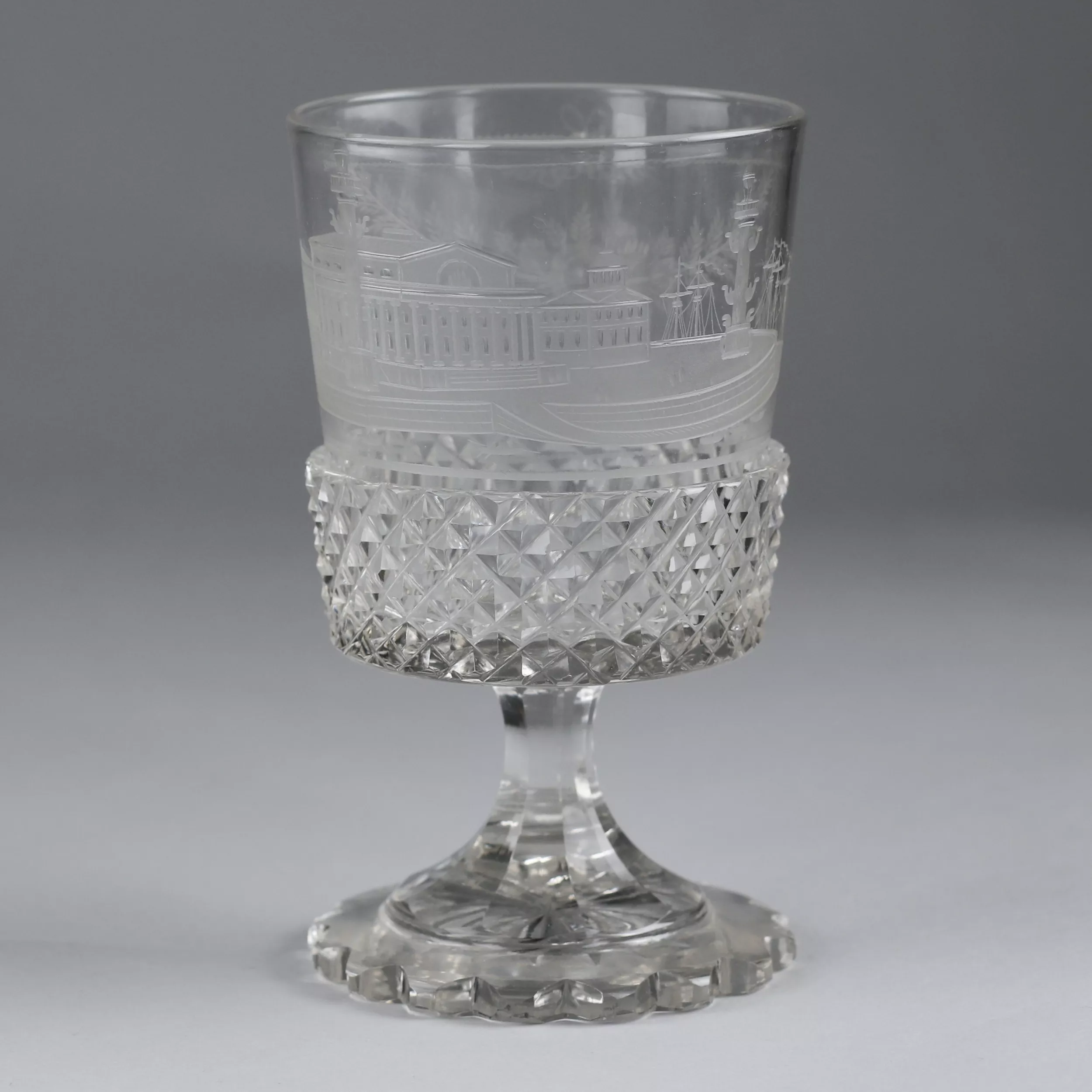 Un verre avec vue sur Saint-Pétersbourg. Fabrique de verre impériale. Russie, XIXe siècle. 