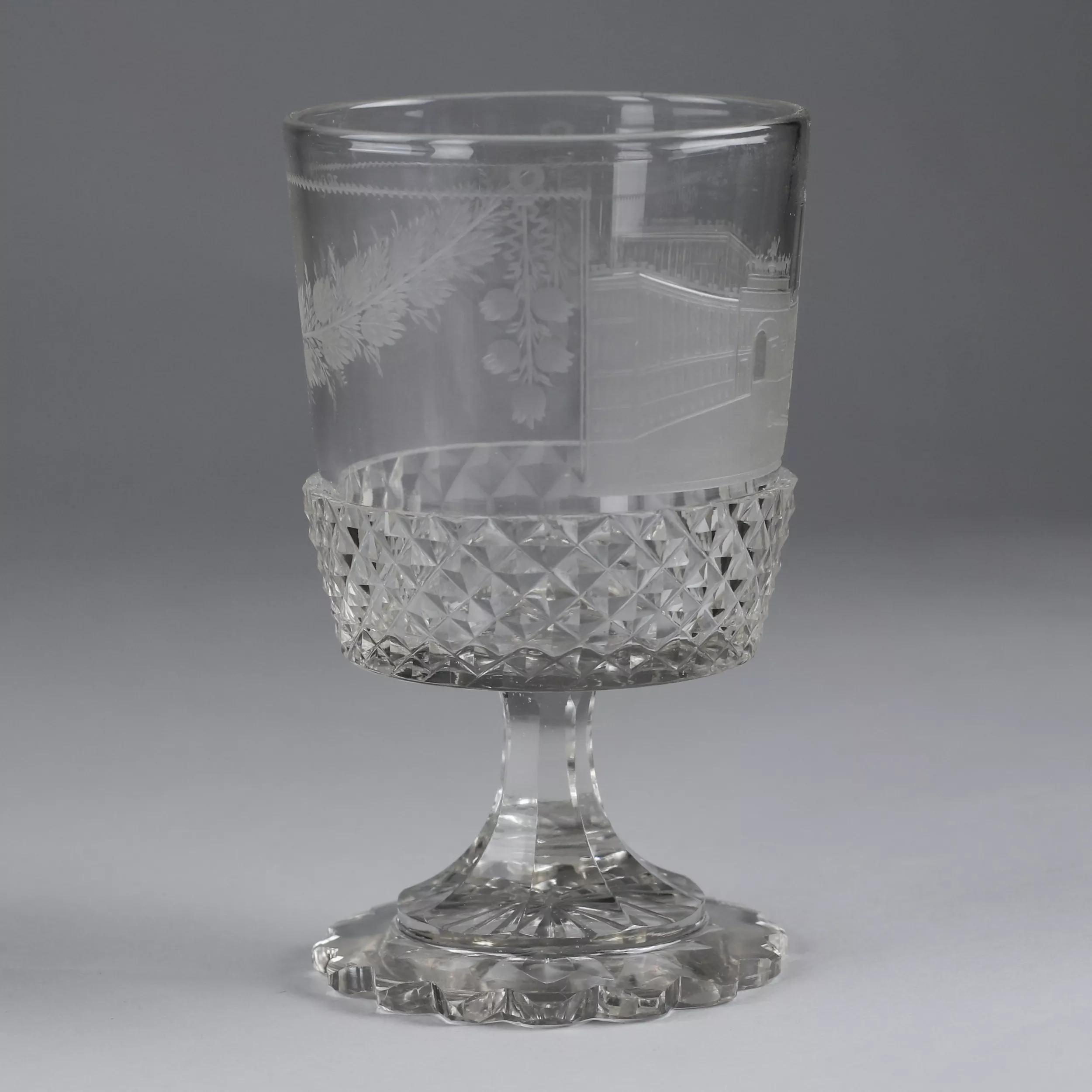 Un verre avec vue sur Saint-Pétersbourg. Fabrique de verre impériale. Russie, XIXe siècle. 