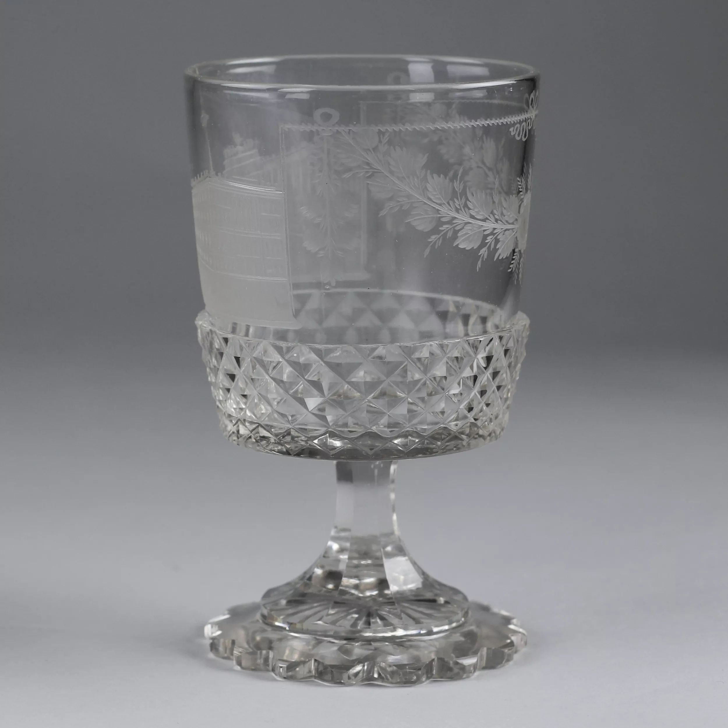 Un verre avec vue sur Saint-Pétersbourg. Fabrique de verre impériale. Russie, XIXe siècle. 
