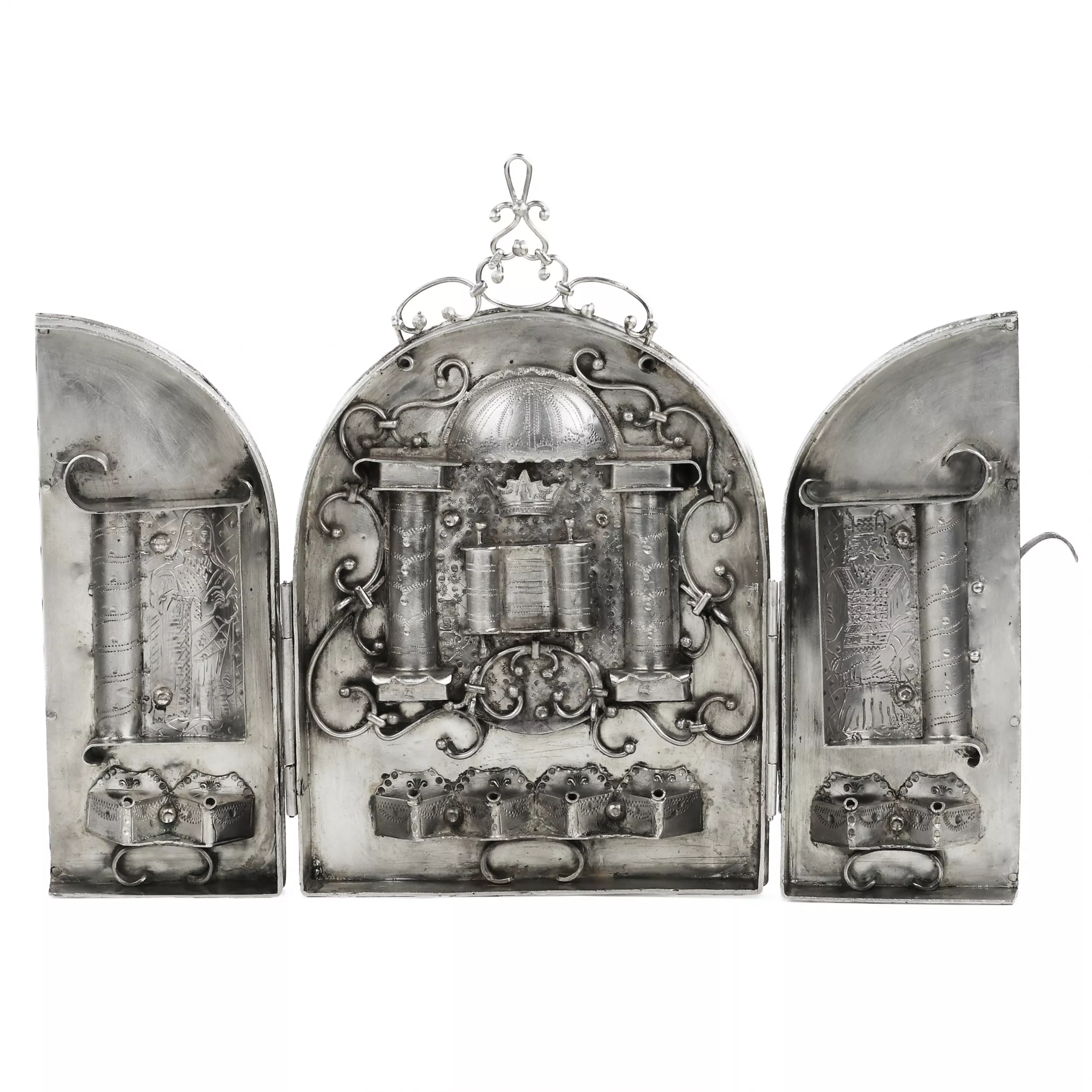 LAMPE DE HANOUCCA PLIANTE EN ARGENT DÉCORÉE DIMAGES DU PROPHÈTE MOÏSE ET DU GRAND PRÊTRE AARON. EMPIRE RUSSE, RIGA, EDUARD DANNENBERG, 1874