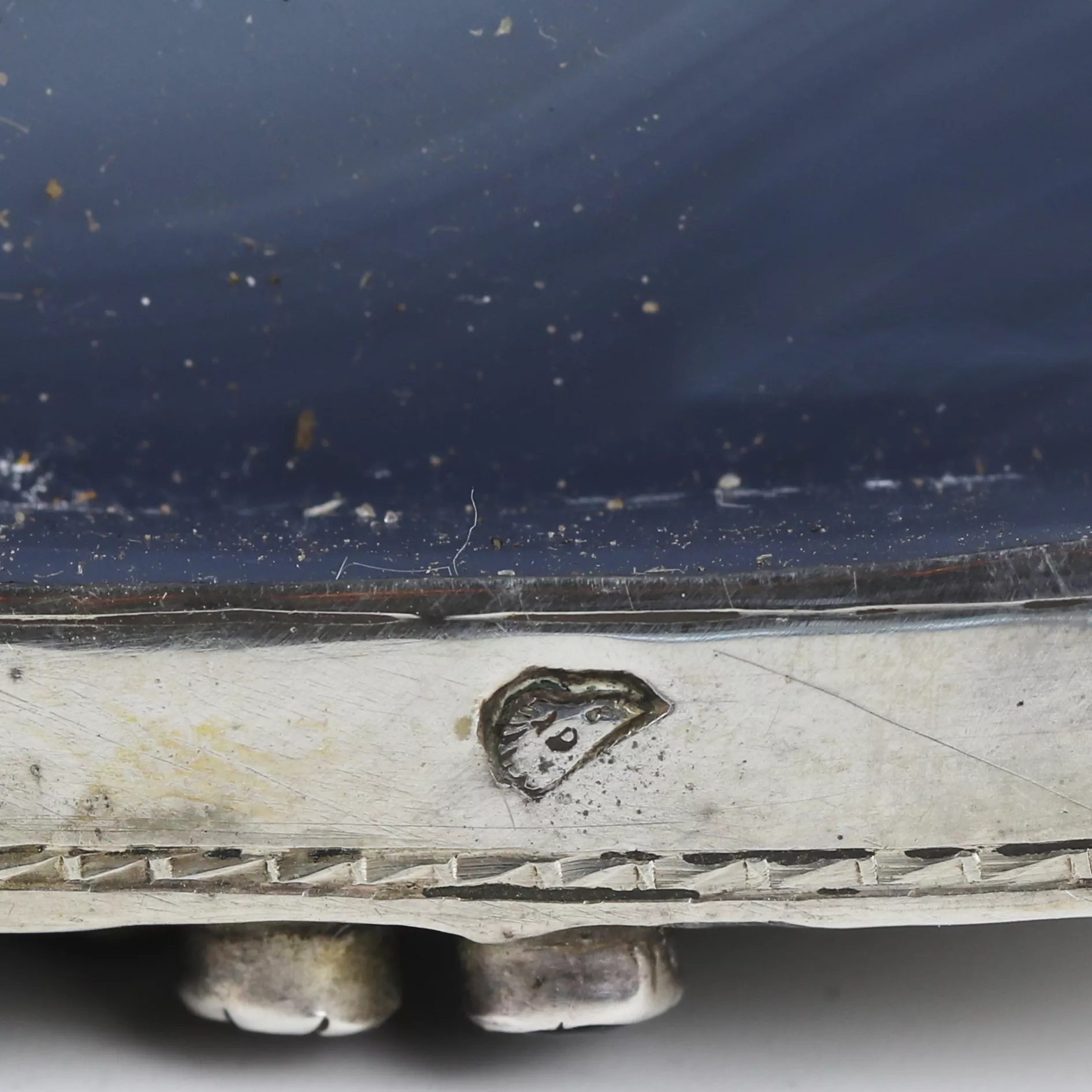 TABATIÈRE EN FORME DE SOURIS EN AGATE BANDE ET ARGENT. XIXe SIÈCLE