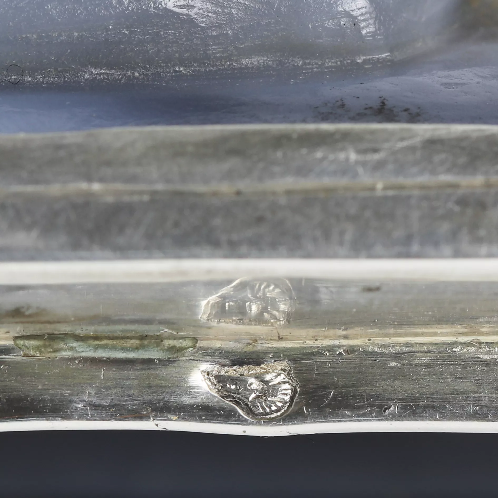 TABATIÈRE EN FORME DE SOURIS EN AGATE BANDE ET ARGENT. XIXe SIÈCLE