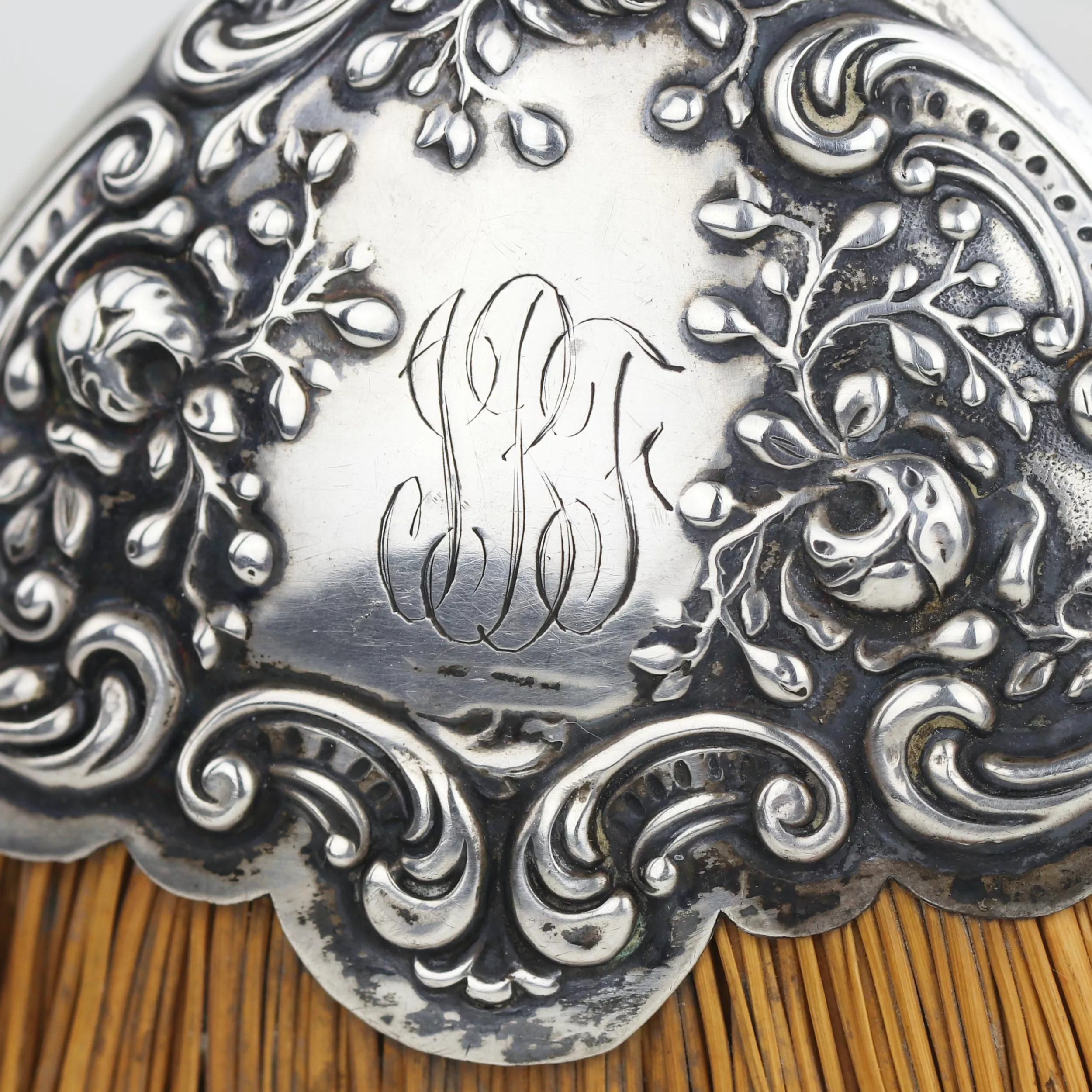BROSSE EN ARGENT AVEC MANCHE DE STYLE VICTORIEN. GORHAM, TOURNANT DES XIXe ET XXe SIÈCLES