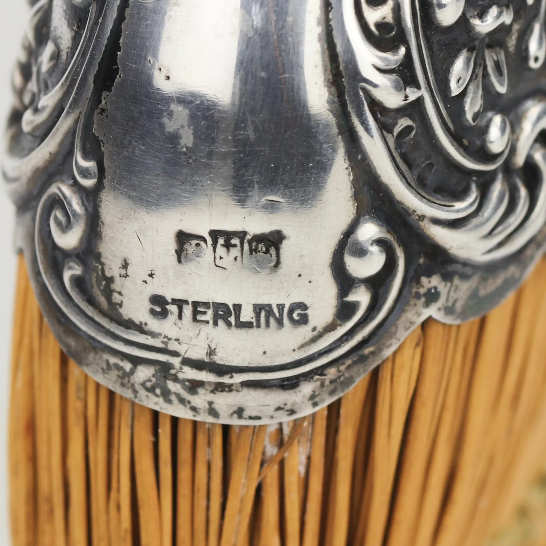 BROSSE EN ARGENT AVEC MANCHE DE STYLE VICTORIEN. GORHAM, TOURNANT DES XIXe ET XXe SIÈCLES