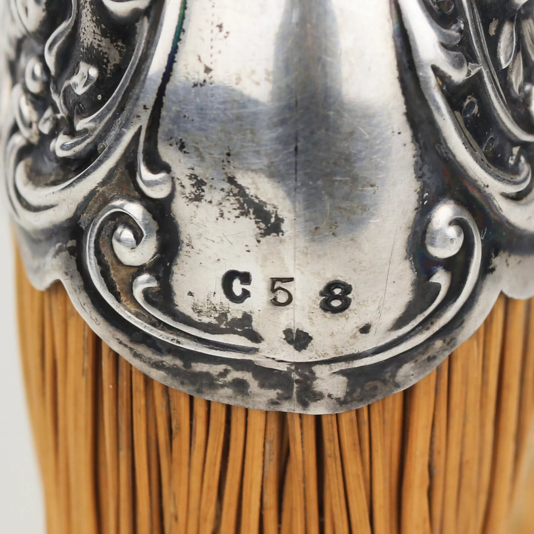 BROSSE EN ARGENT AVEC MANCHE DE STYLE VICTORIEN. GORHAM, TOURNANT DES XIXe ET XXe SIÈCLES
