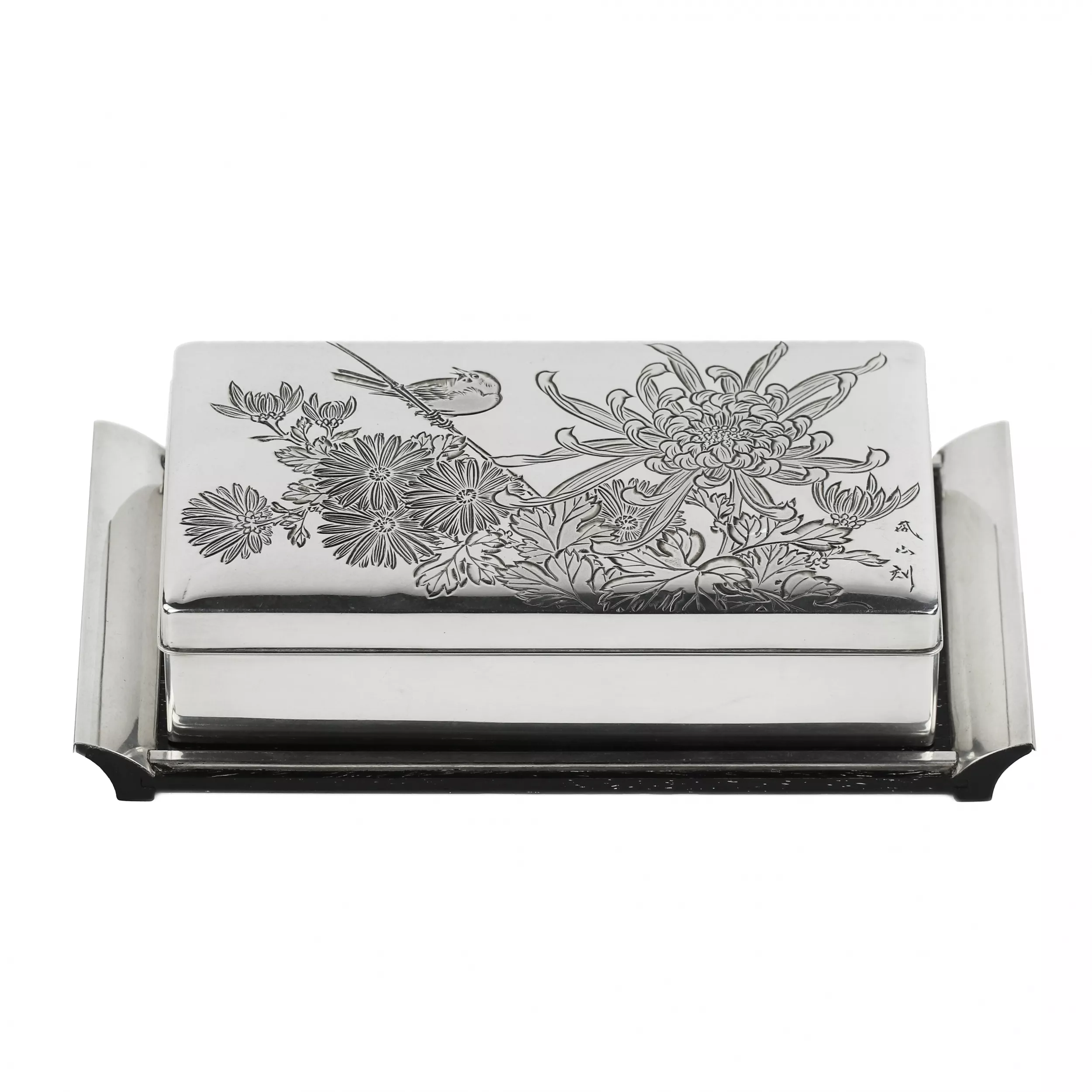 BOÎTE EN ARGENT AUX CHRYSANTHÈMES ET OISEAU. JAPON, XXe SIÈCLE