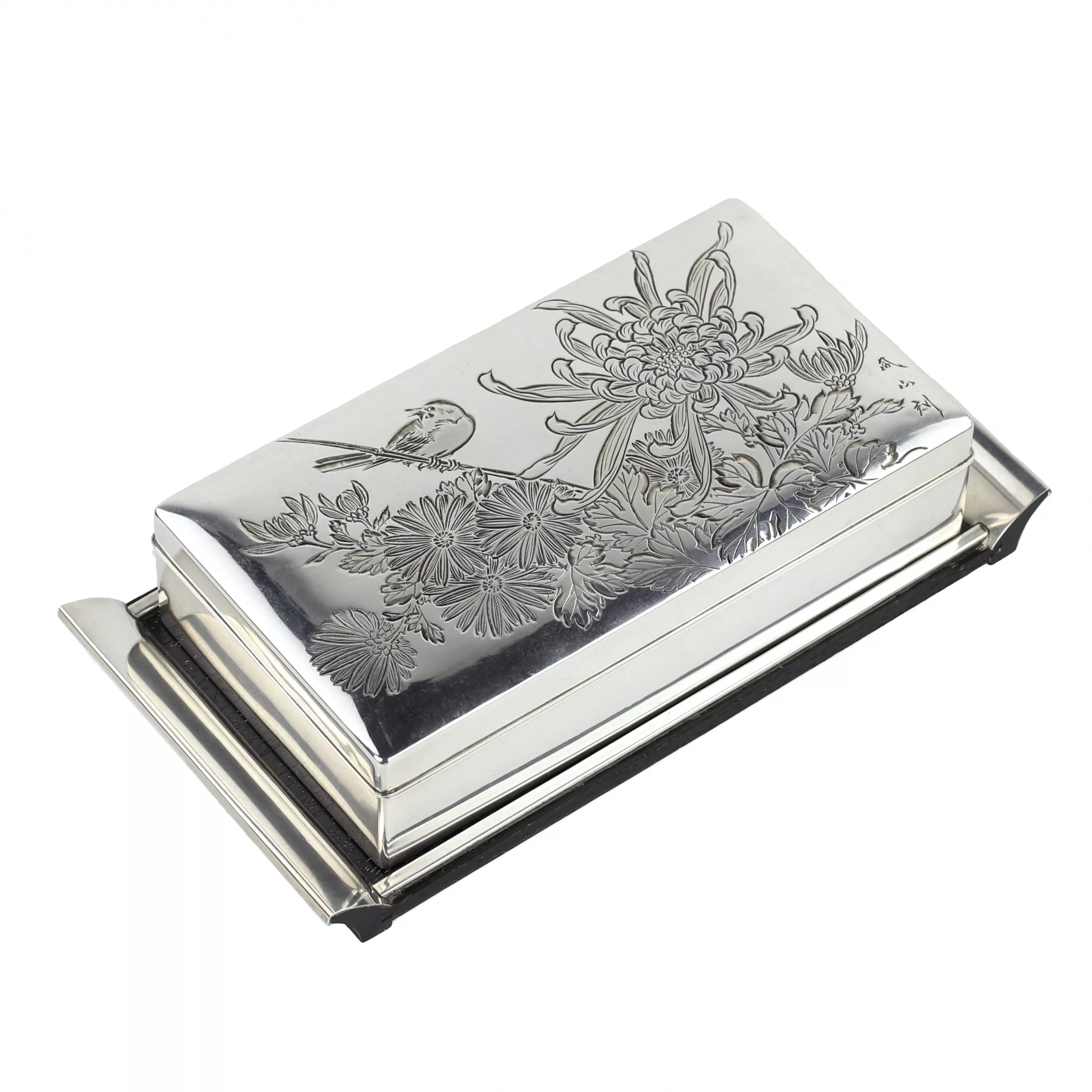 BOÎTE EN ARGENT AUX CHRYSANTHÈMES ET OISEAU. JAPON, XXe SIÈCLE