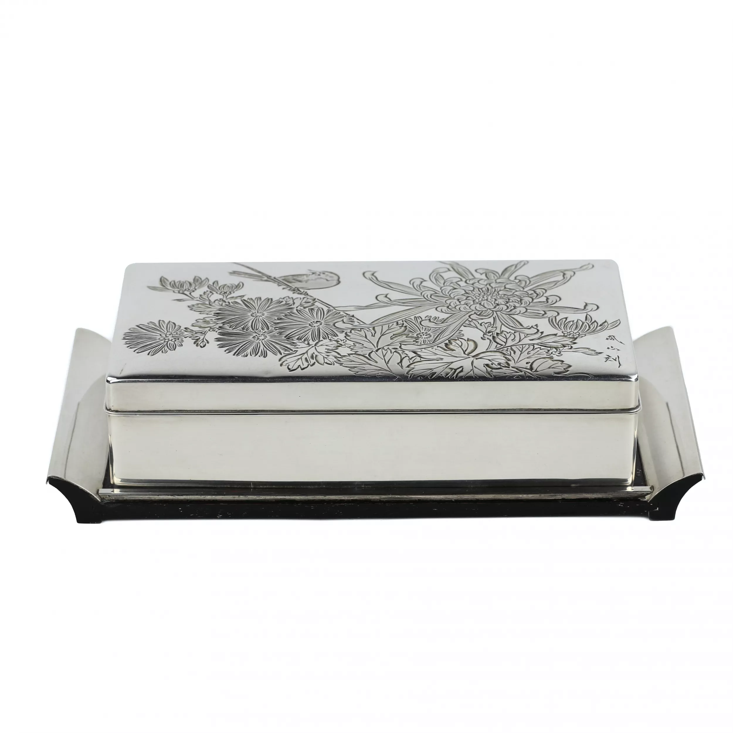BOÎTE EN ARGENT AUX CHRYSANTHÈMES ET OISEAU. JAPON, XXe SIÈCLE