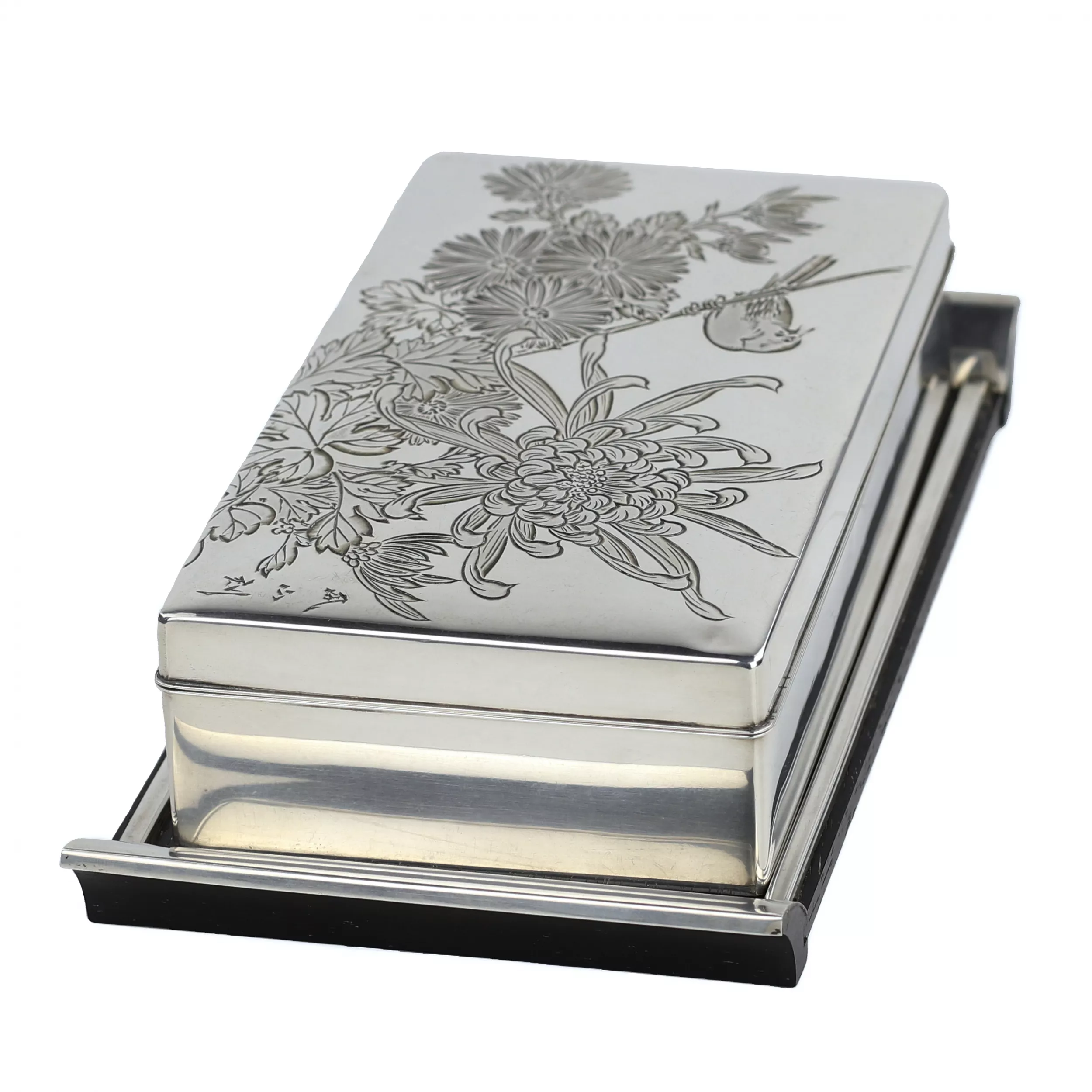 BOÎTE EN ARGENT AUX CHRYSANTHÈMES ET OISEAU. JAPON, XXe SIÈCLE