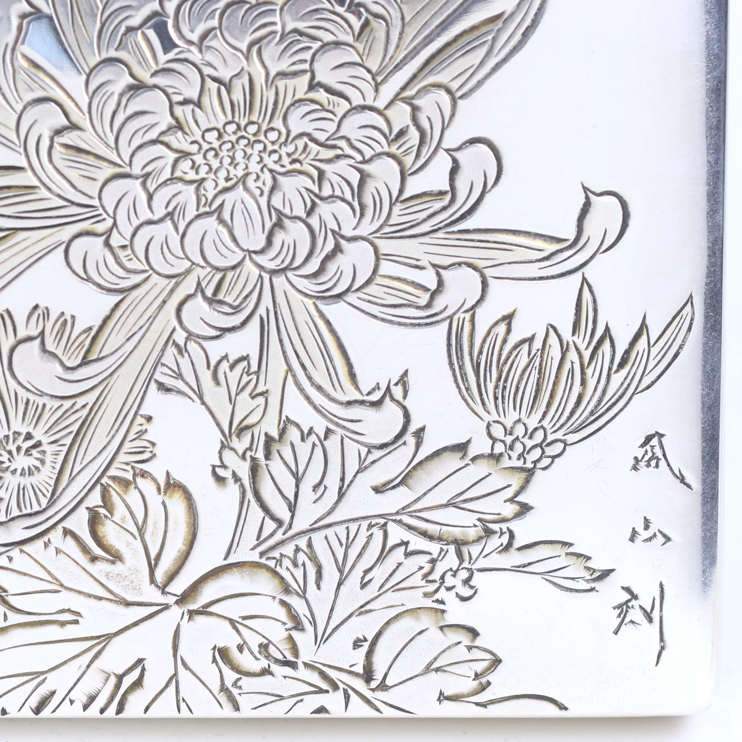 BOÎTE EN ARGENT AUX CHRYSANTHÈMES ET OISEAU. JAPON, XXe SIÈCLE