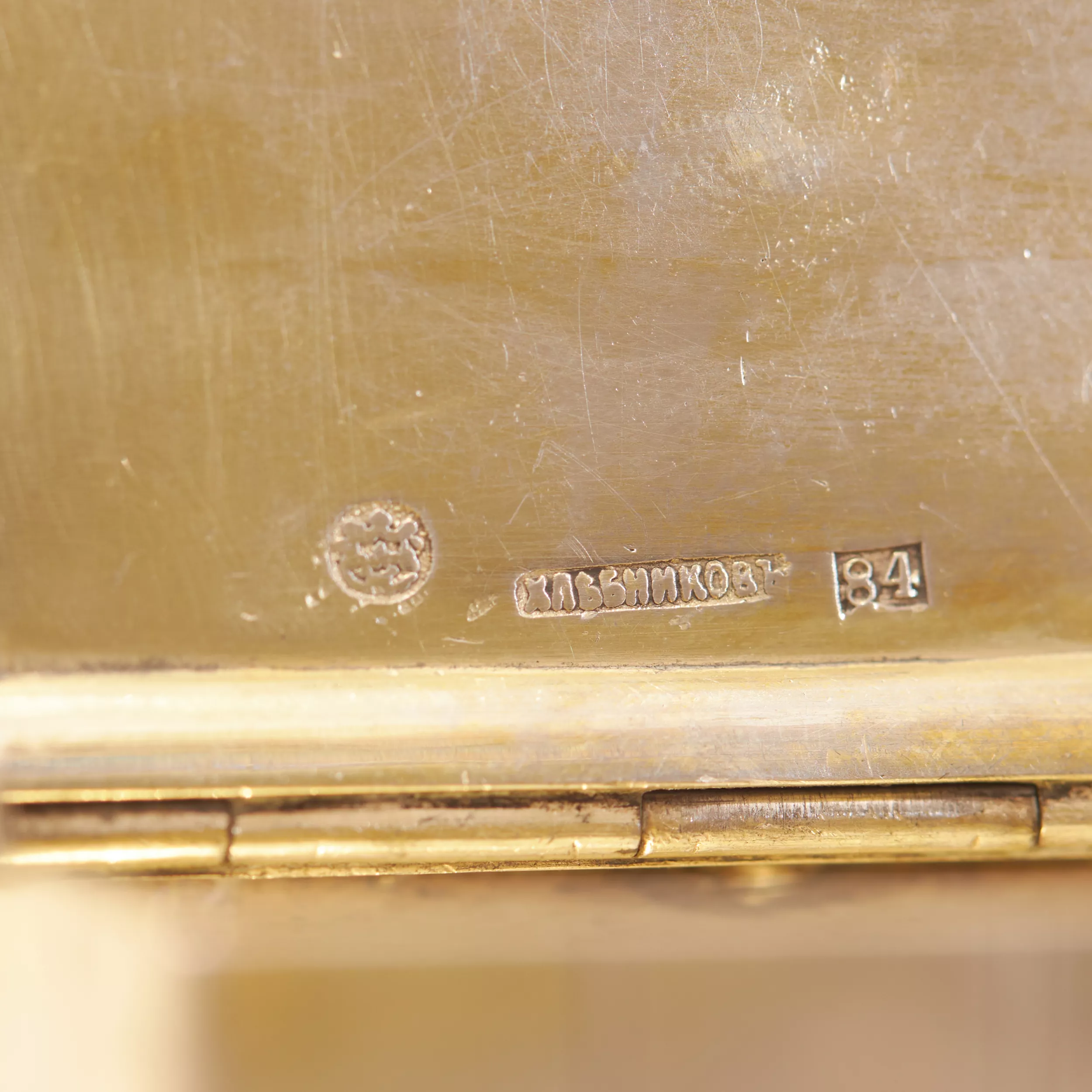 SALERON EN ARGENT EN FORME DE TRÔNE AVEC FIGURINE DE PAYSAN MAISON KHLEBNIKOV, MOSCOU, VERS 1880