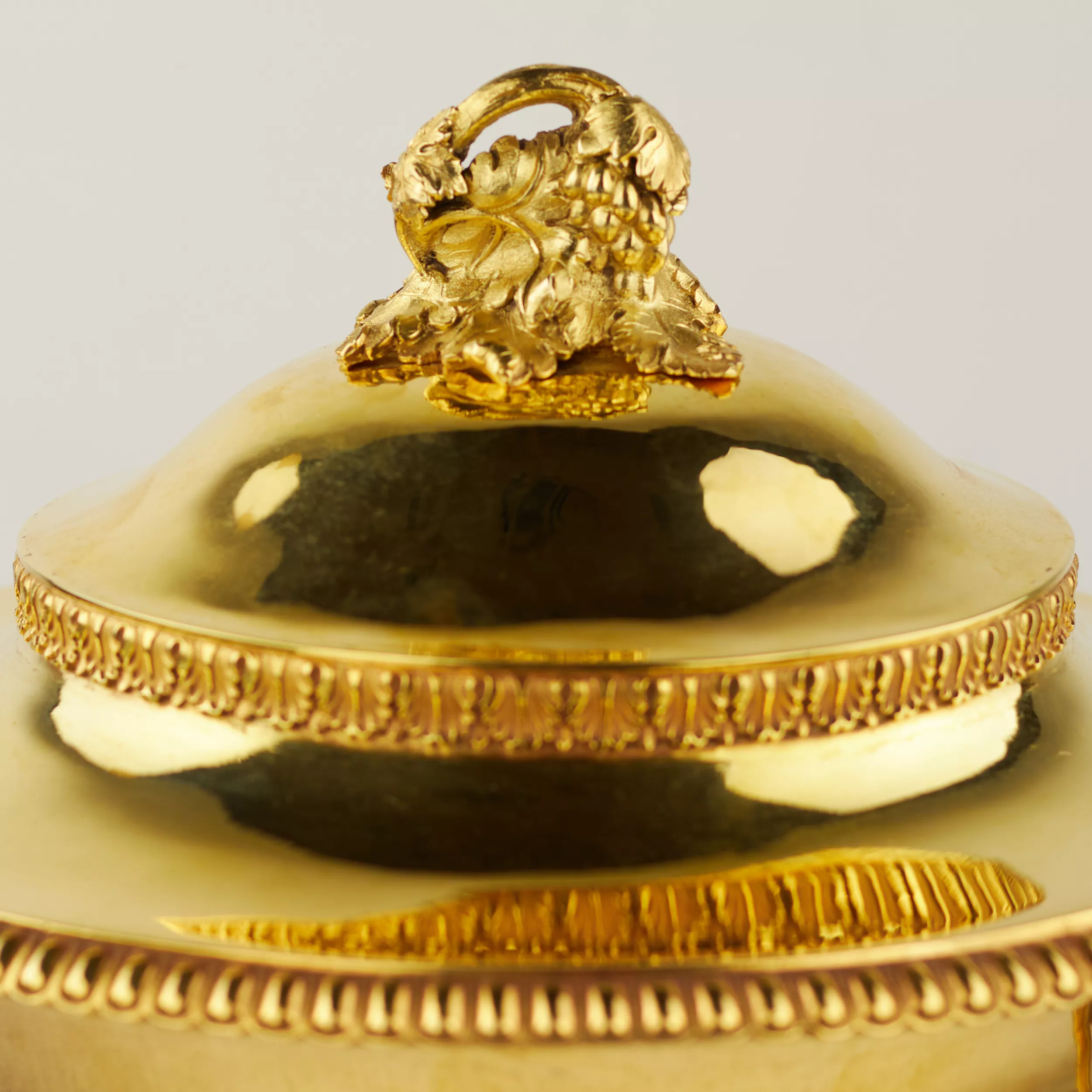 COVERED NEOCLASSICAL CUP. ROBERT GARRARD II & EDWARD BURROWS. ENGLAND, FIRST THIRD OF THE 19TH CENTURY
