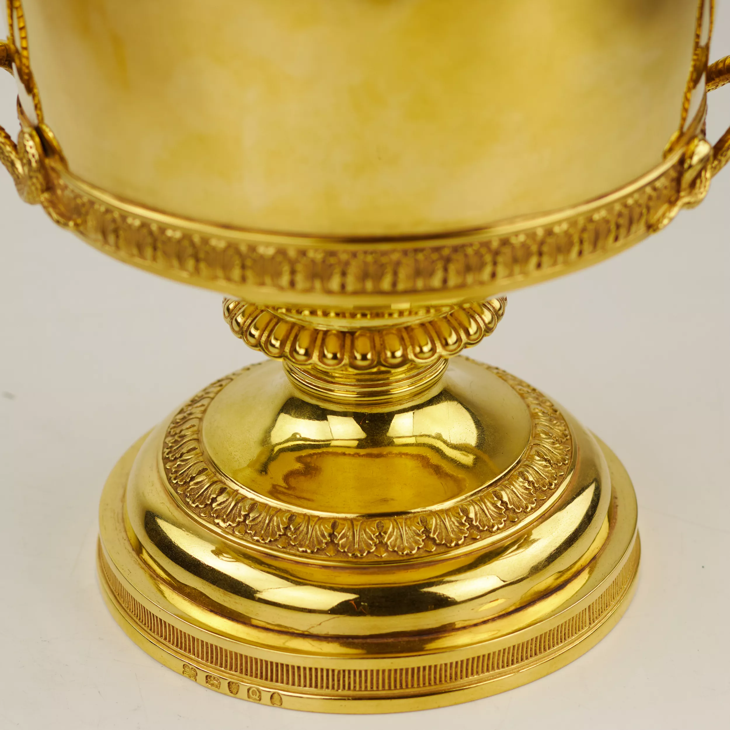 COVERED NEOCLASSICAL CUP. ROBERT GARRARD II & EDWARD BURROWS. ENGLAND, FIRST THIRD OF THE 19TH CENTURY