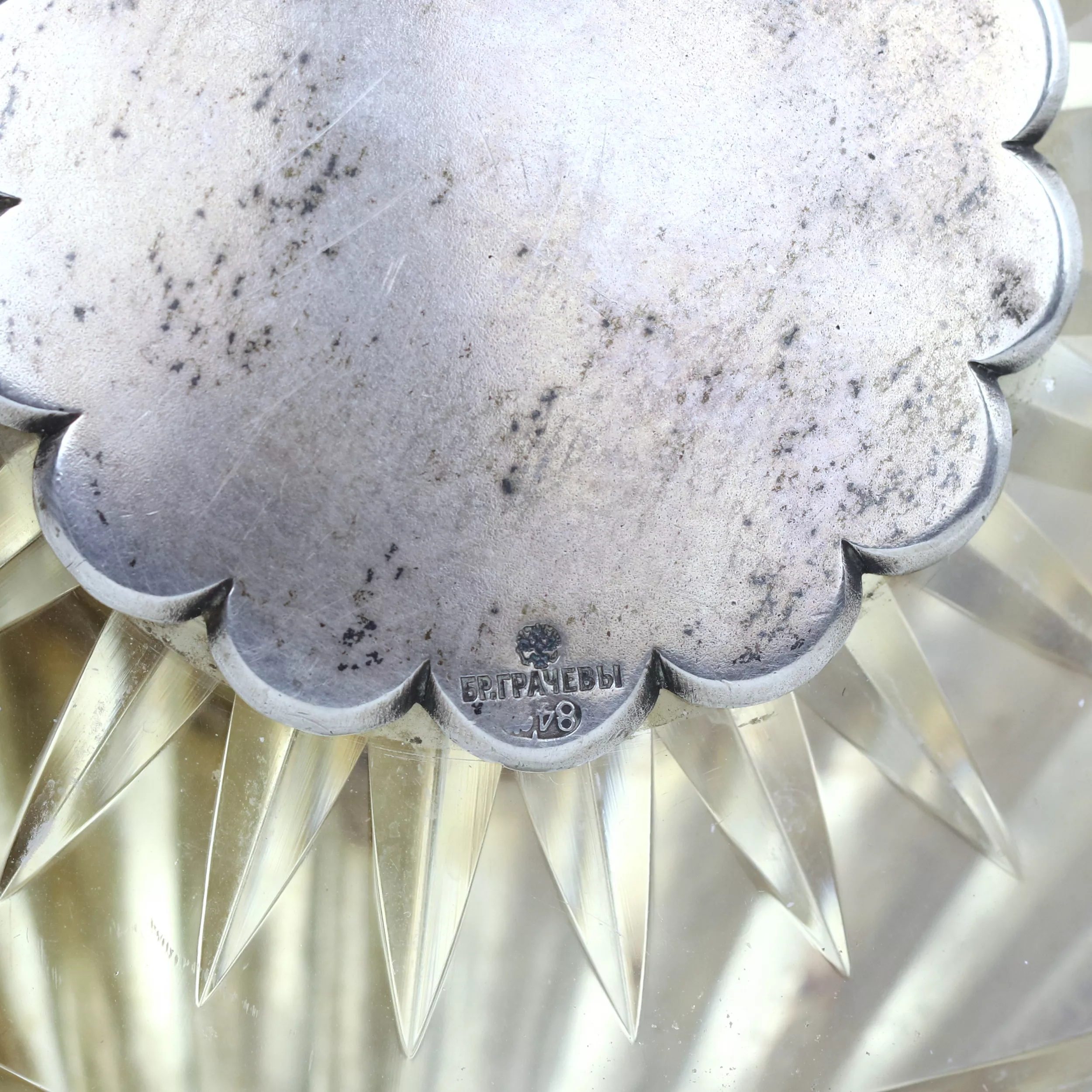 EXCEPTIONNELLE PAIRE DE TAZZAS EN CRISTAL SUR PIÉTEMENTS EN ARGENT. MAISON DES FRÈRES GRACHEV RUSSIE, SAINT-PÉTERSBOURG, FIN DU XIXᵉ SIÈCLE
