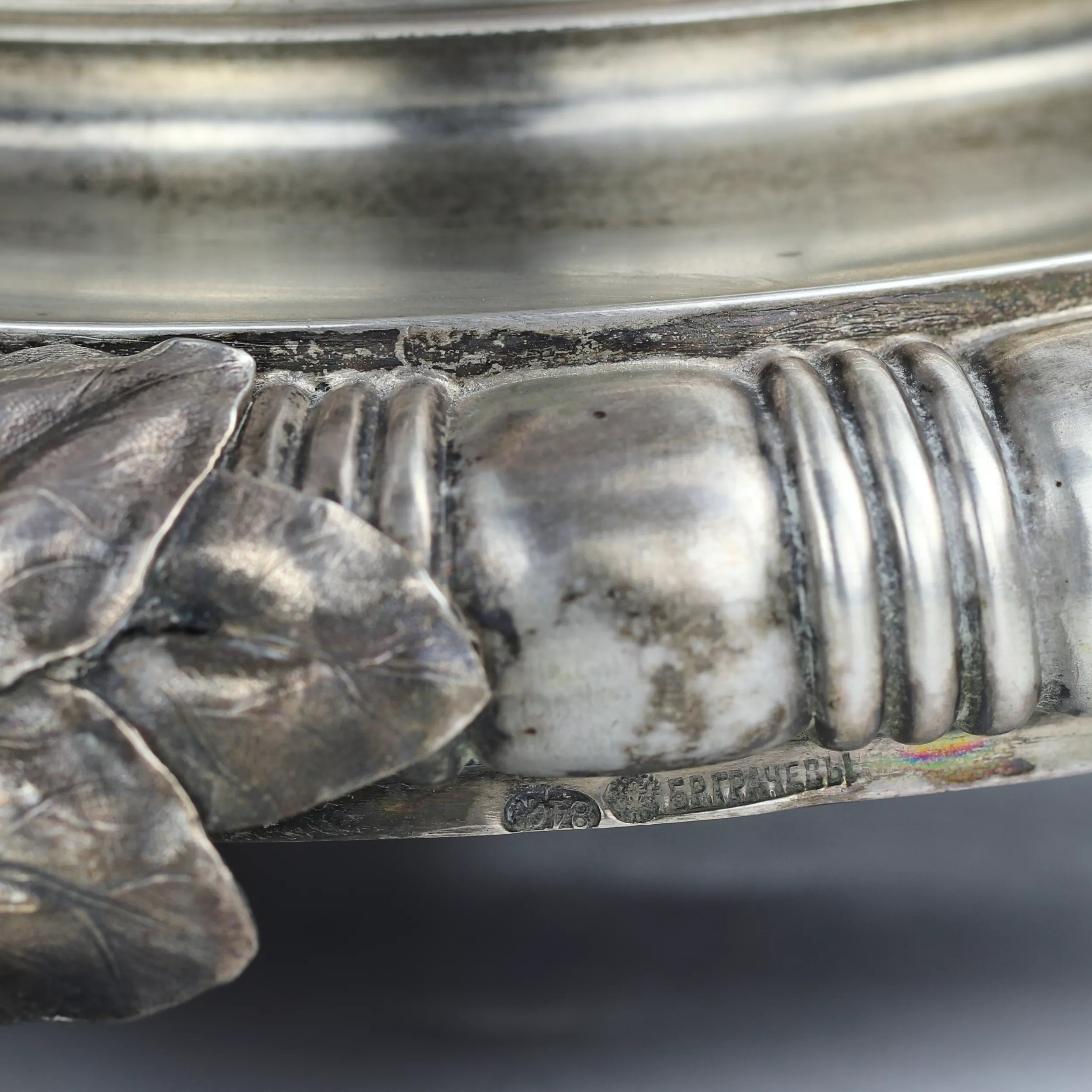EXCEPTIONNELLE PAIRE DE TAZZAS EN CRISTAL SUR PIÉTEMENTS EN ARGENT. MAISON DES FRÈRES GRACHEV RUSSIE, SAINT-PÉTERSBOURG, FIN DU XIXᵉ SIÈCLE