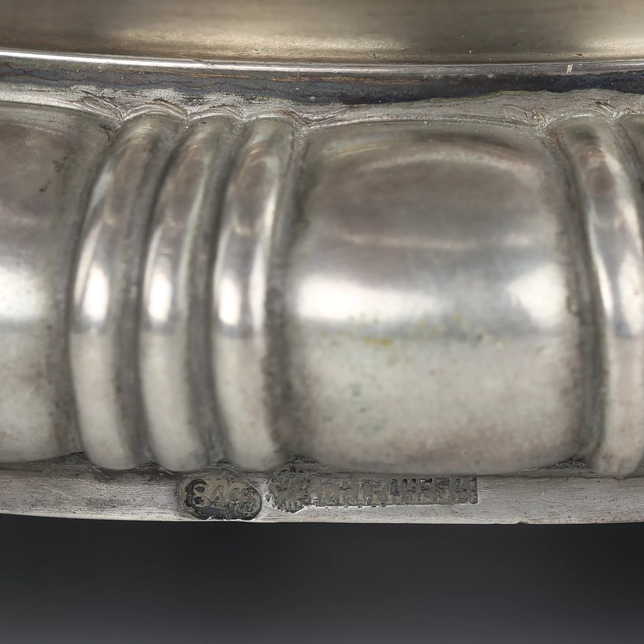 EXCEPTIONNELLE PAIRE DE TAZZAS EN CRISTAL SUR PIÉTEMENTS EN ARGENT. MAISON DES FRÈRES GRACHEV RUSSIE, SAINT-PÉTERSBOURG, FIN DU XIXᵉ SIÈCLE