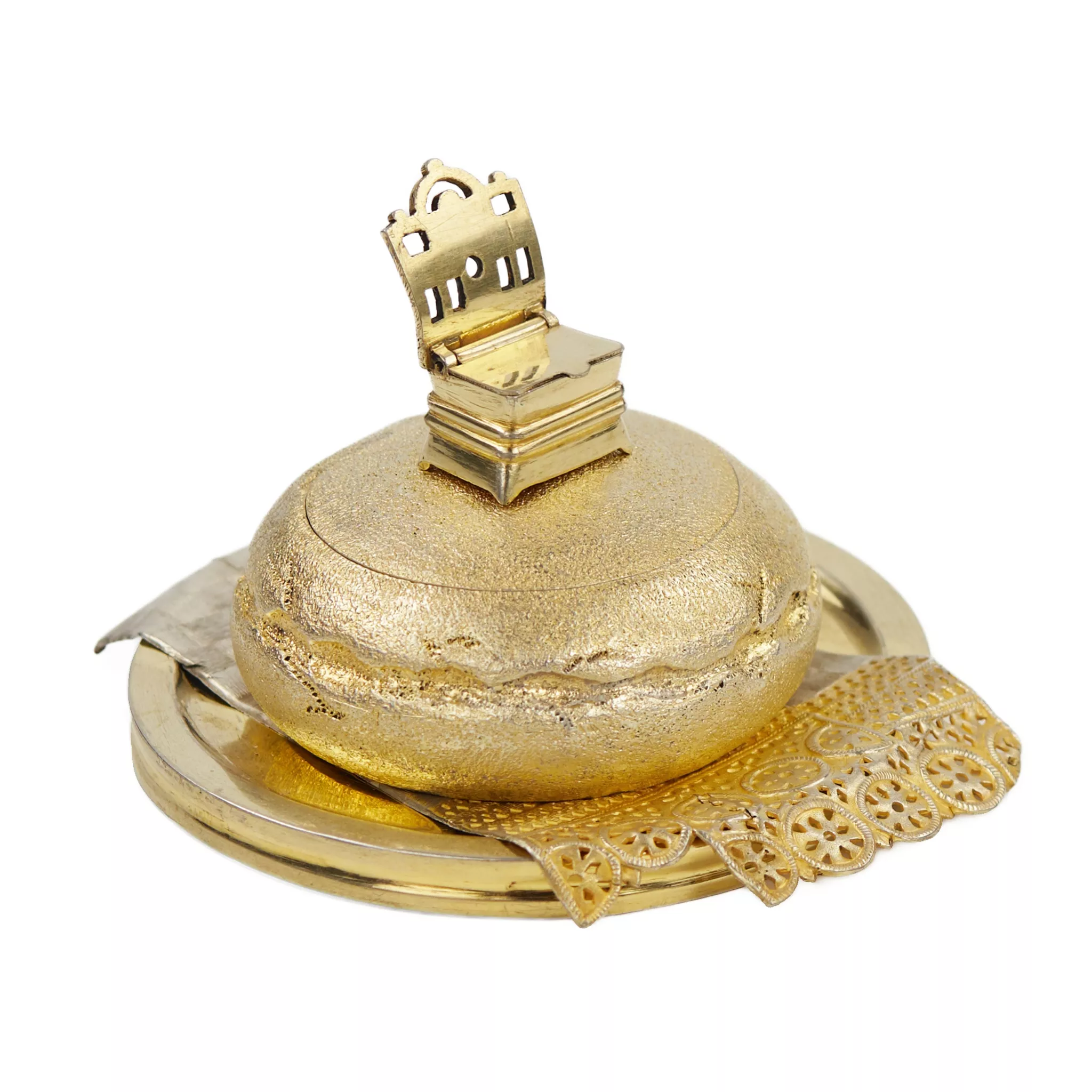 SALIÈRE EN ARGENT EN FORME DE KARAVAIL AVEC IMITATION DE TISSU ET MINIATURE EN FORME DE PETITE CHAISE SAINT-PÉTERSBOURG, RUSSIE, DERNIER QUART DU XIXe SIÈCLE