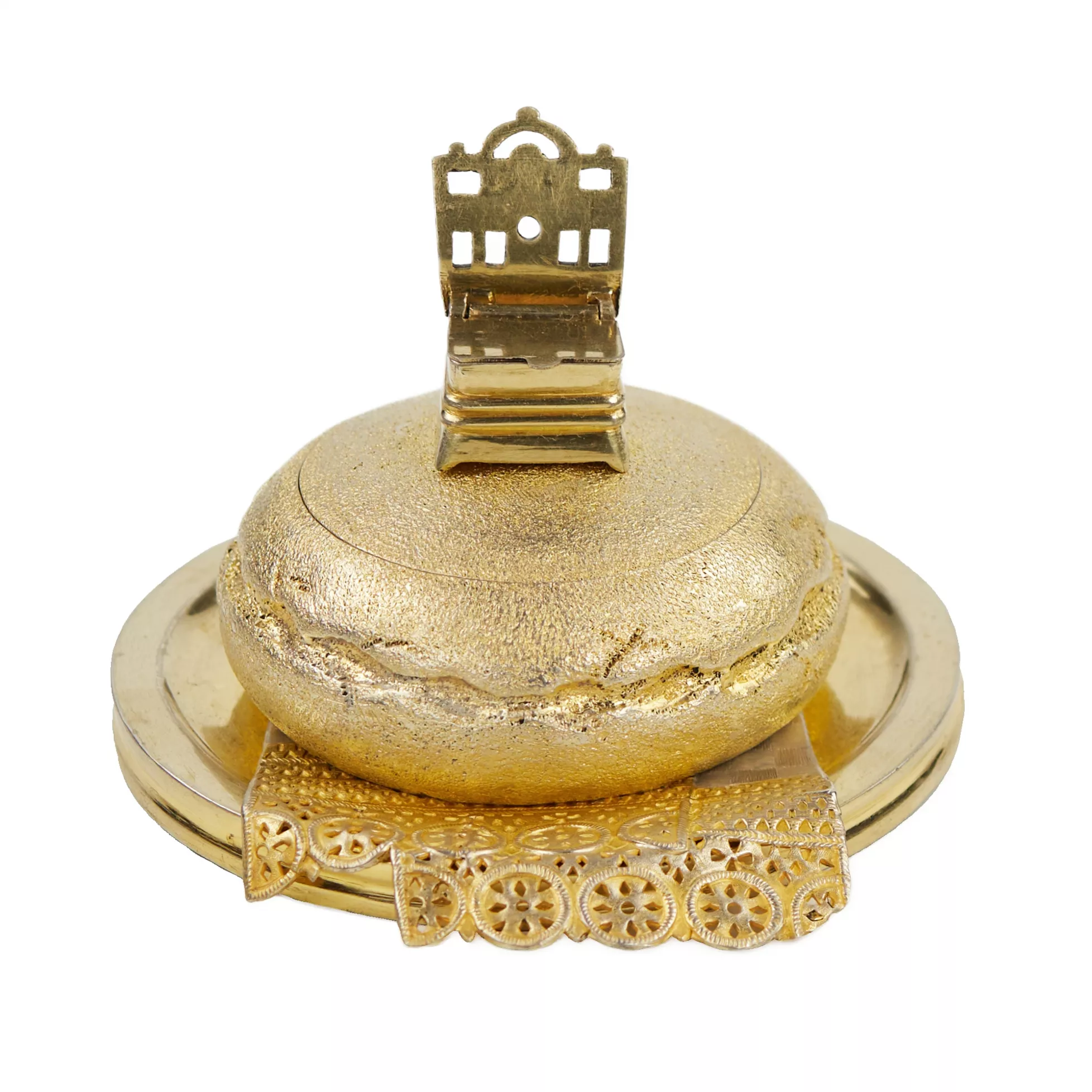 SALIÈRE EN ARGENT EN FORME DE KARAVAIL AVEC IMITATION DE TISSU ET MINIATURE EN FORME DE PETITE CHAISE SAINT-PÉTERSBOURG, RUSSIE, DERNIER QUART DU XIXe SIÈCLE