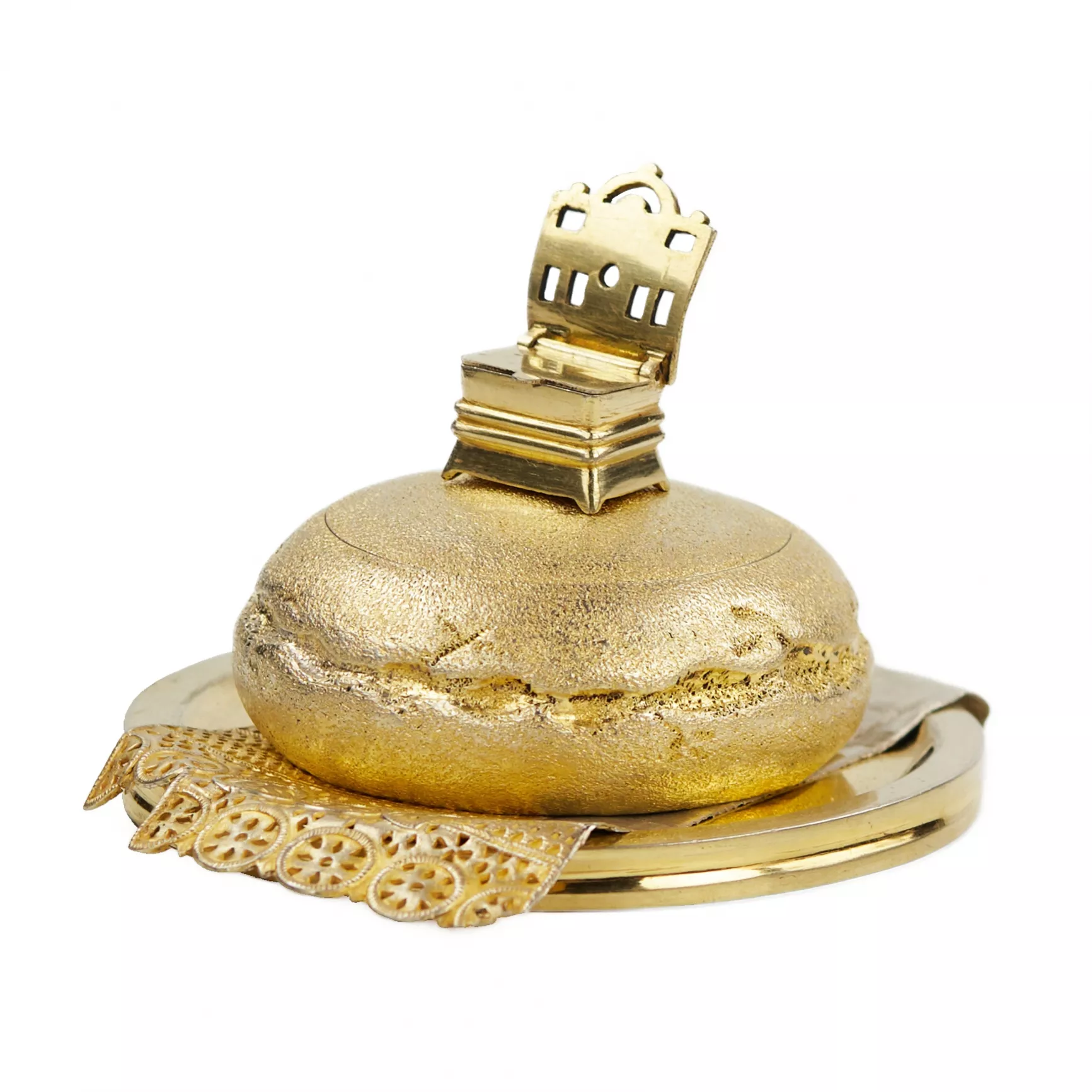 SALIÈRE EN ARGENT EN FORME DE KARAVAIL AVEC IMITATION DE TISSU ET MINIATURE EN FORME DE PETITE CHAISE SAINT-PÉTERSBOURG, RUSSIE, DERNIER QUART DU XIXe SIÈCLE