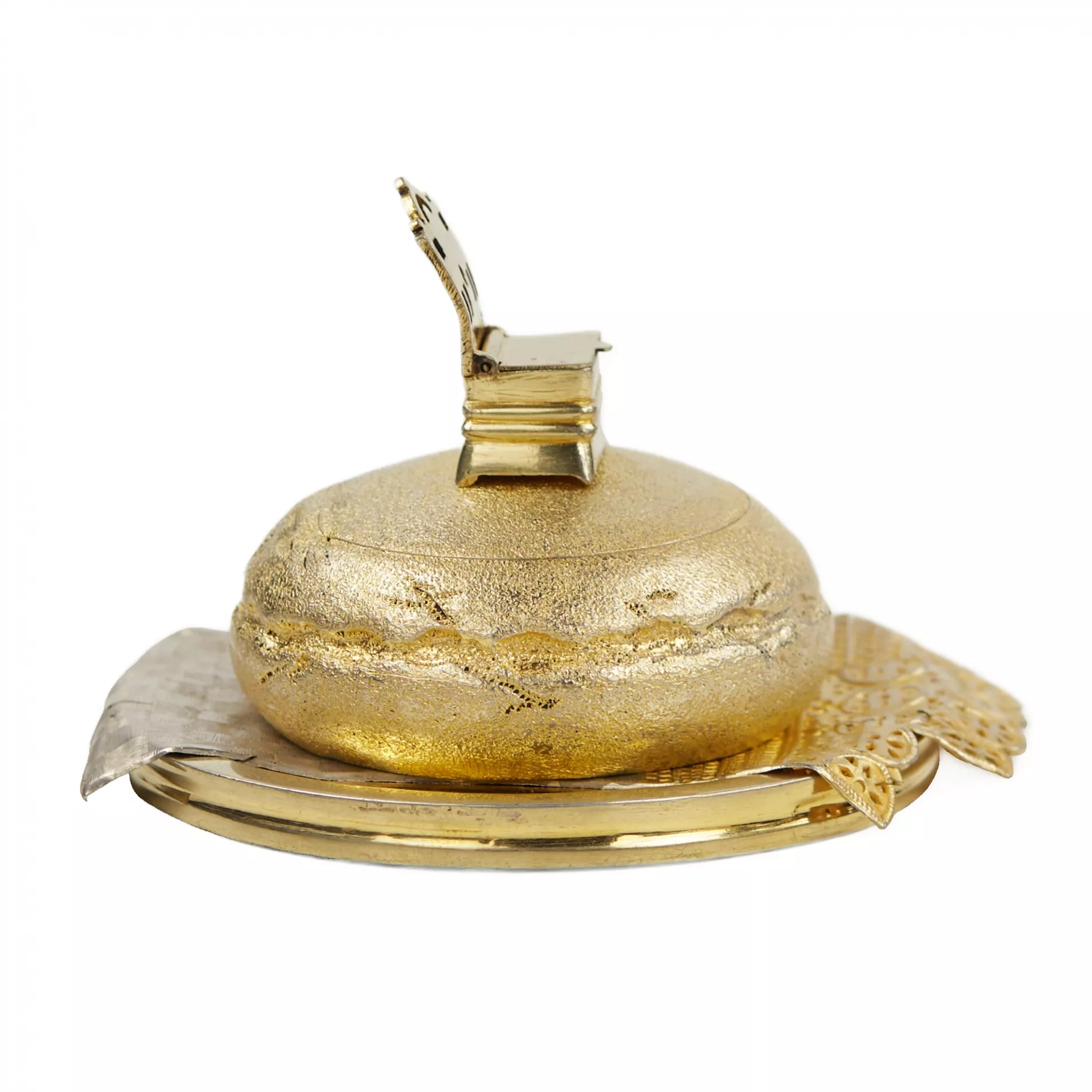 SALIÈRE EN ARGENT EN FORME DE KARAVAIL AVEC IMITATION DE TISSU ET MINIATURE EN FORME DE PETITE CHAISE SAINT-PÉTERSBOURG, RUSSIE, DERNIER QUART DU XIXe SIÈCLE