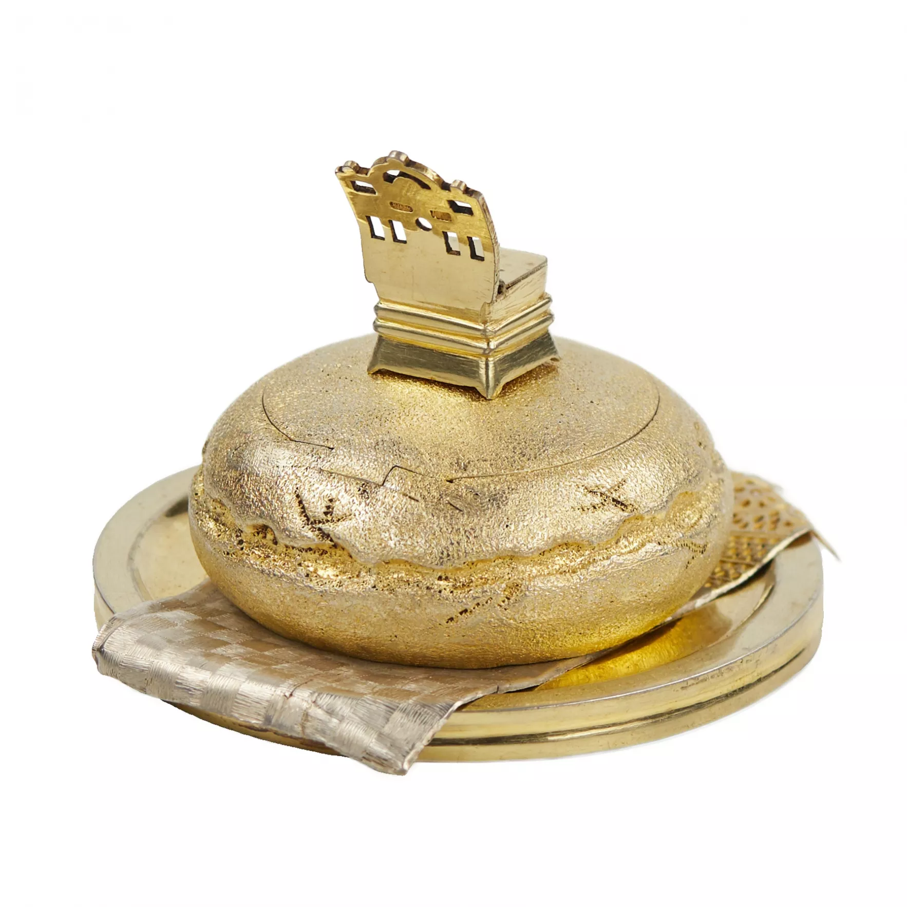 SALIÈRE EN ARGENT EN FORME DE KARAVAIL AVEC IMITATION DE TISSU ET MINIATURE EN FORME DE PETITE CHAISE SAINT-PÉTERSBOURG, RUSSIE, DERNIER QUART DU XIXe SIÈCLE