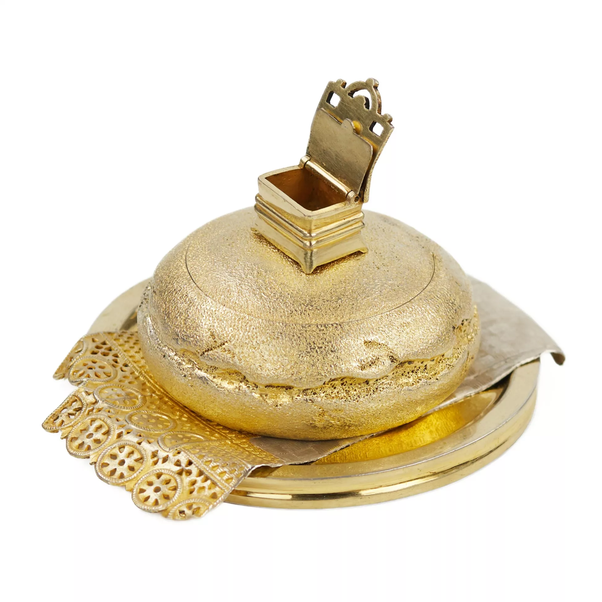 SALIÈRE EN ARGENT EN FORME DE KARAVAIL AVEC IMITATION DE TISSU ET MINIATURE EN FORME DE PETITE CHAISE SAINT-PÉTERSBOURG, RUSSIE, DERNIER QUART DU XIXe SIÈCLE