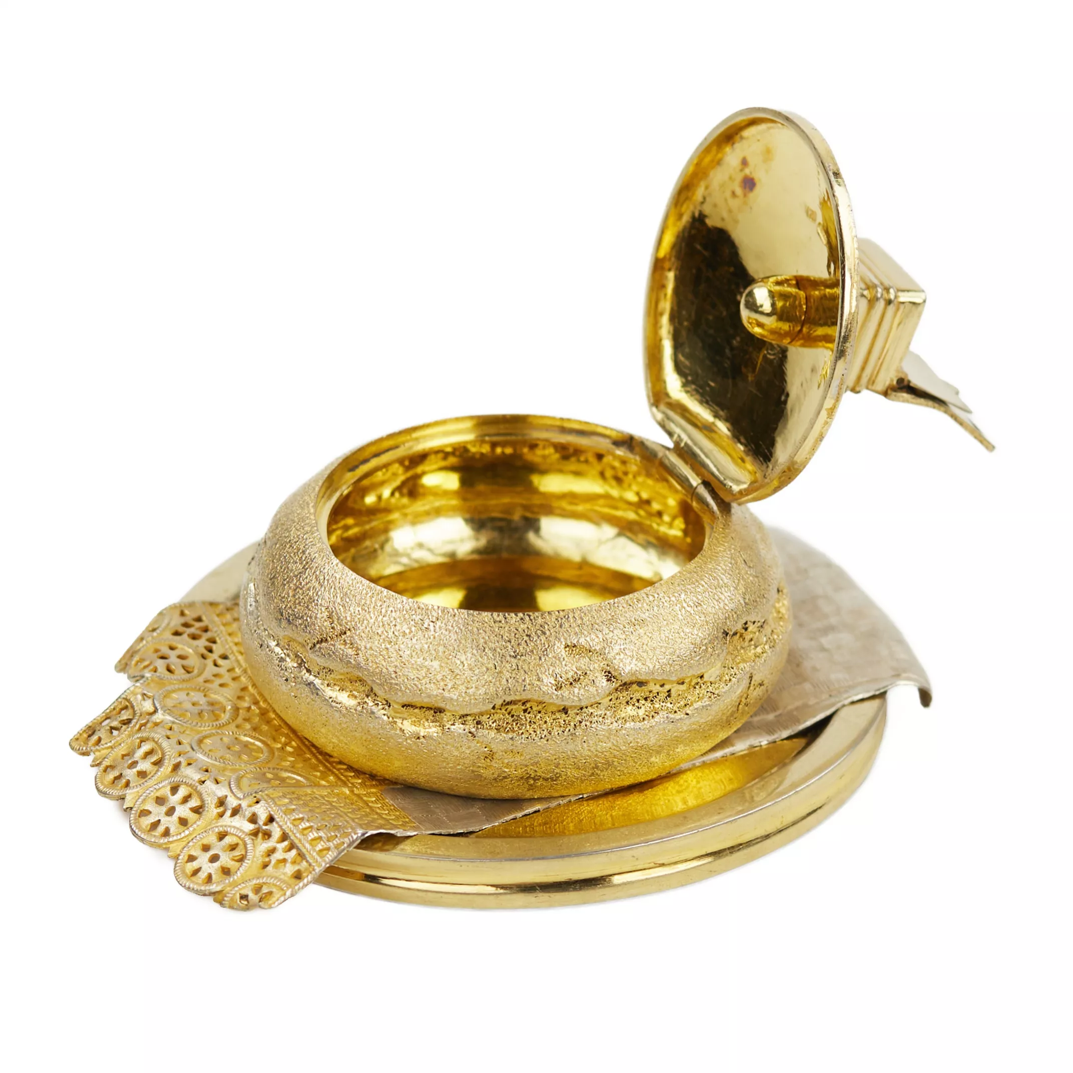 SALIÈRE EN ARGENT EN FORME DE KARAVAIL AVEC IMITATION DE TISSU ET MINIATURE EN FORME DE PETITE CHAISE SAINT-PÉTERSBOURG, RUSSIE, DERNIER QUART DU XIXe SIÈCLE