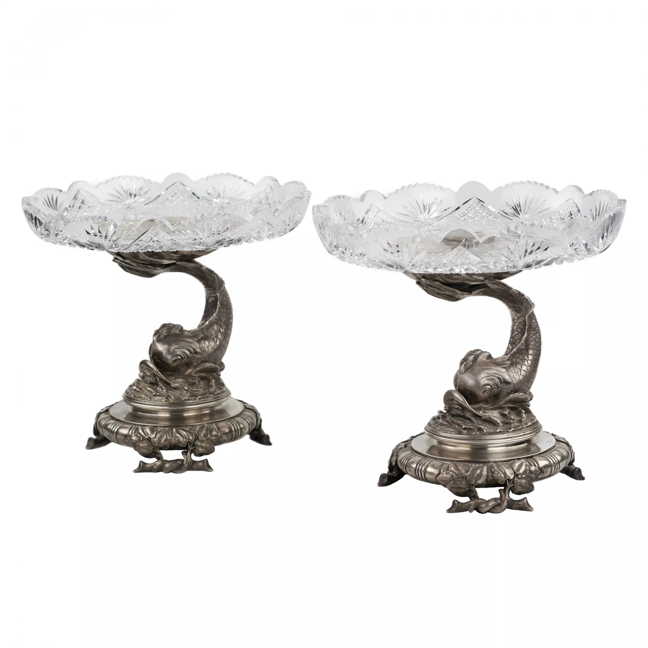 EXCEPTIONNELLE PAIRE DE TAZZAS EN CRISTAL SUR PIÉTEMENTS EN ARGENT. MAISON DES FRÈRES GRACHEV RUSSIE, SAINT-PÉTERSBOURG, FIN DU XIXᵉ SIÈCLE