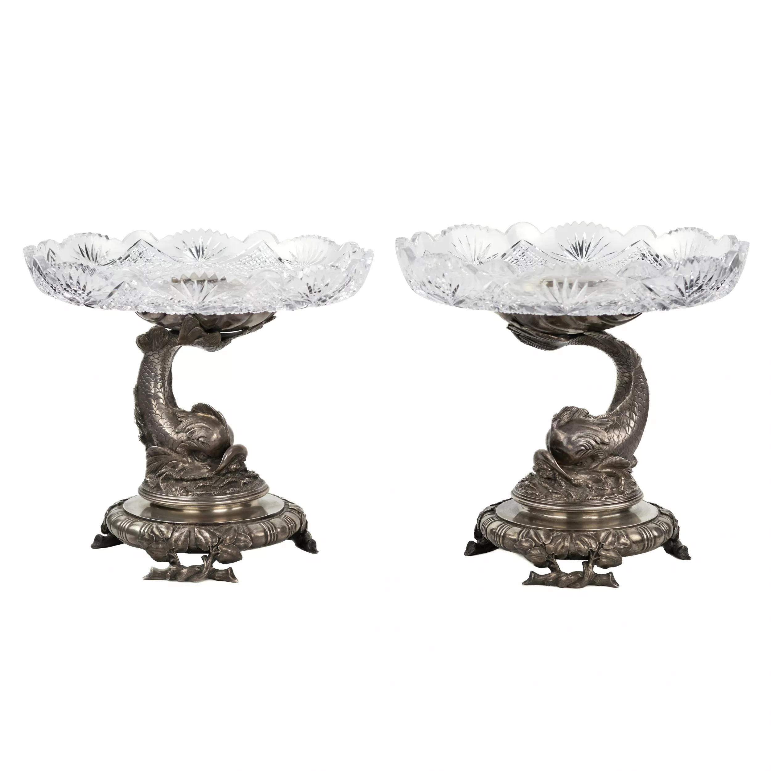 EXCEPTIONNELLE PAIRE DE TAZZAS EN CRISTAL SUR PIÉTEMENTS EN ARGENT. MAISON DES FRÈRES GRACHEV RUSSIE, SAINT-PÉTERSBOURG, FIN DU XIXᵉ SIÈCLE