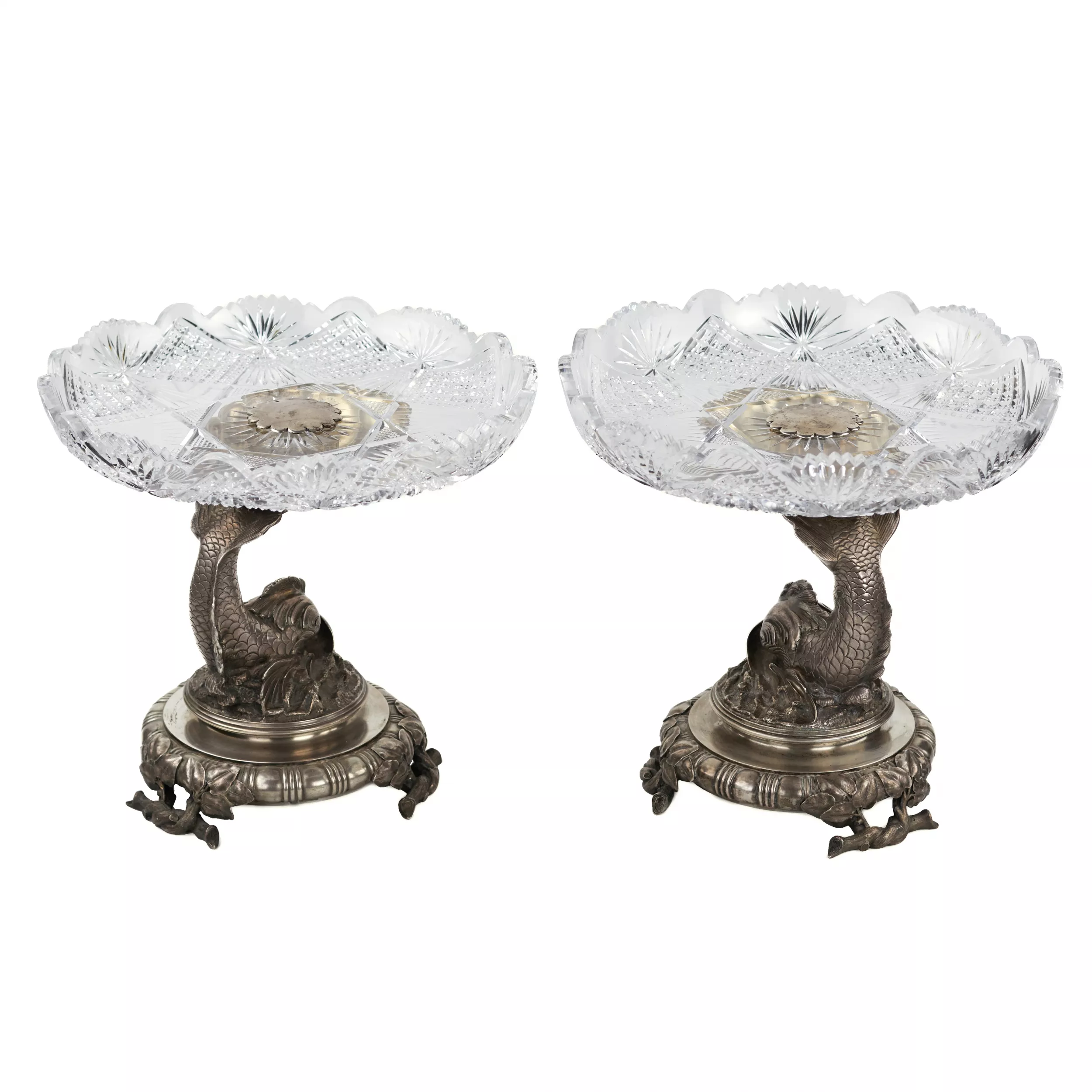 EXCEPTIONNELLE PAIRE DE TAZZAS EN CRISTAL SUR PIÉTEMENTS EN ARGENT. MAISON DES FRÈRES GRACHEV RUSSIE, SAINT-PÉTERSBOURG, FIN DU XIXᵉ SIÈCLE