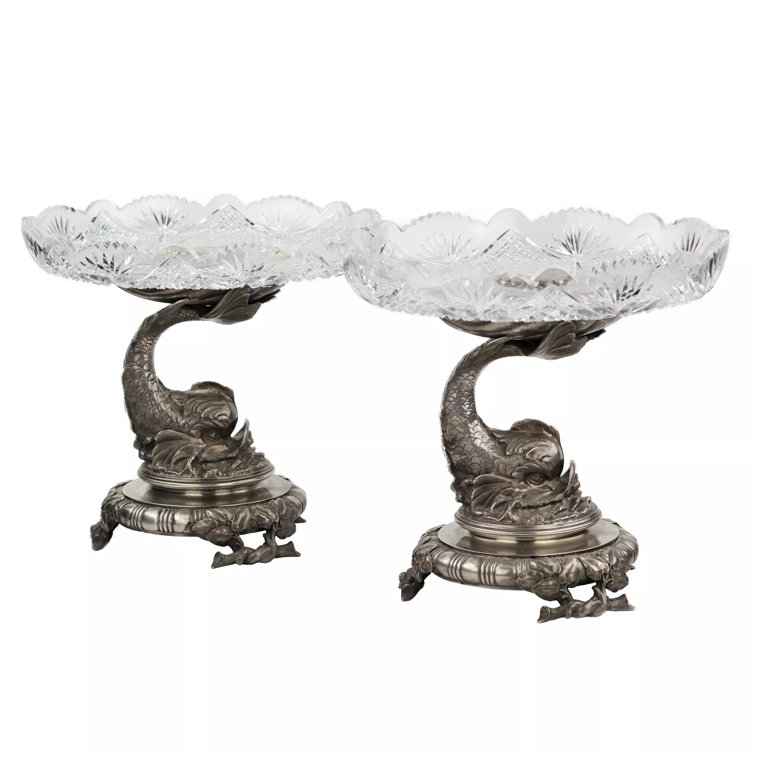 EXCEPTIONNELLE PAIRE DE TAZZAS EN CRISTAL SUR PIÉTEMENTS EN ARGENT. MAISON DES FRÈRES GRACHEV RUSSIE, SAINT-PÉTERSBOURG, FIN DU XIXᵉ SIÈCLE