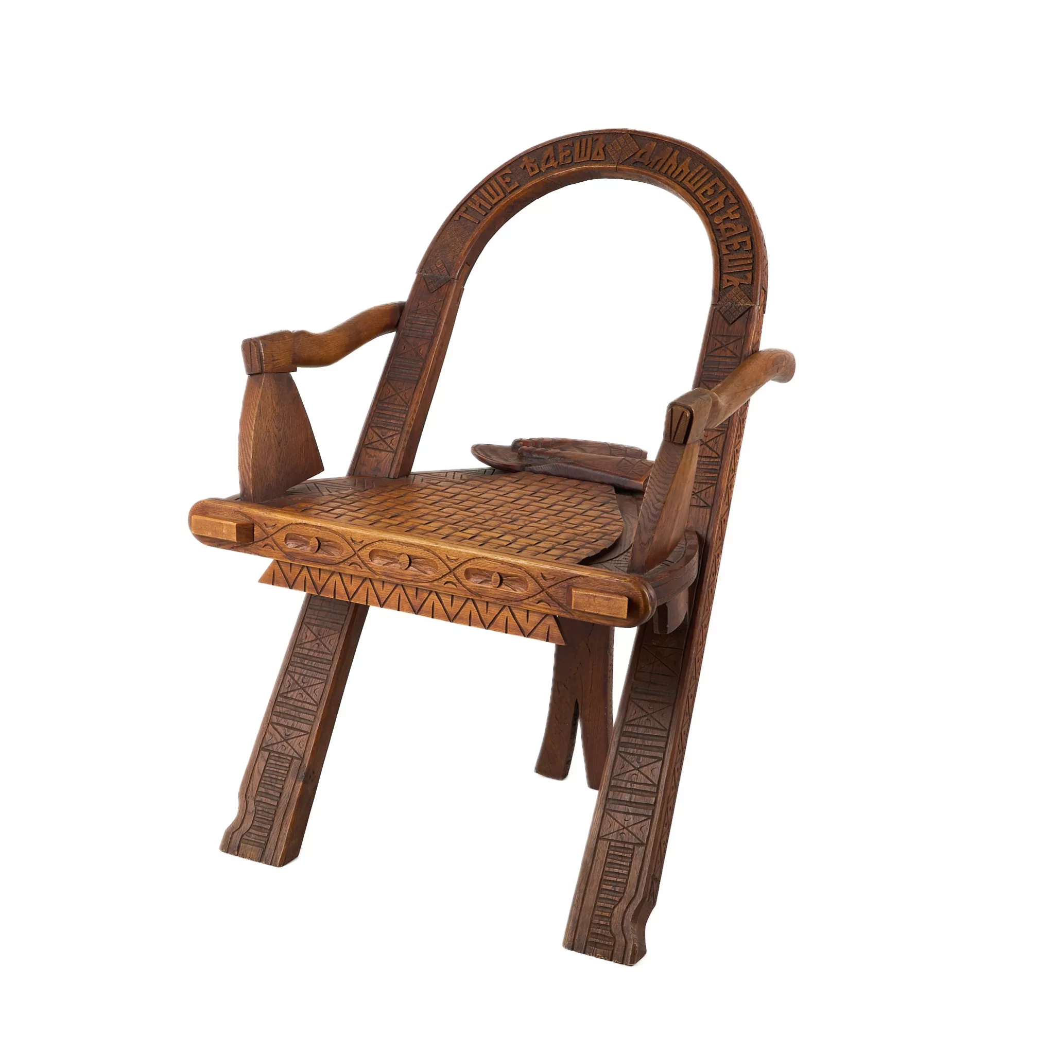 FAUTEUIL SCULPTÉ « ARCHE, HACHE ET GANTS » D’APRÈS UN DESSIN DE V.P. CHOUTOV RUSSIE, FIN DU XIXe SIÈCLE