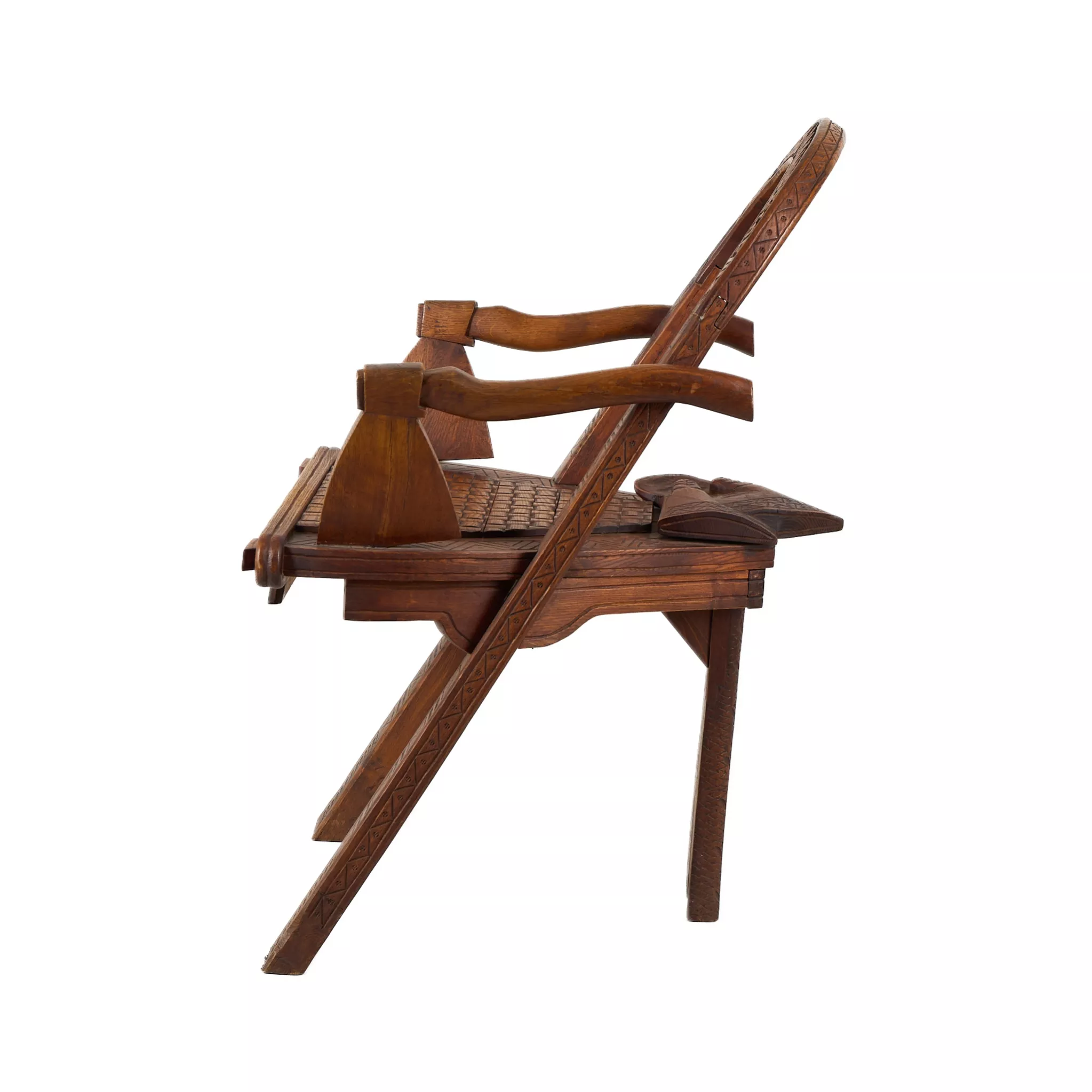 FAUTEUIL SCULPTÉ « ARCHE, HACHE ET GANTS » D’APRÈS UN DESSIN DE V.P. CHOUTOV RUSSIE, FIN DU XIXe SIÈCLE