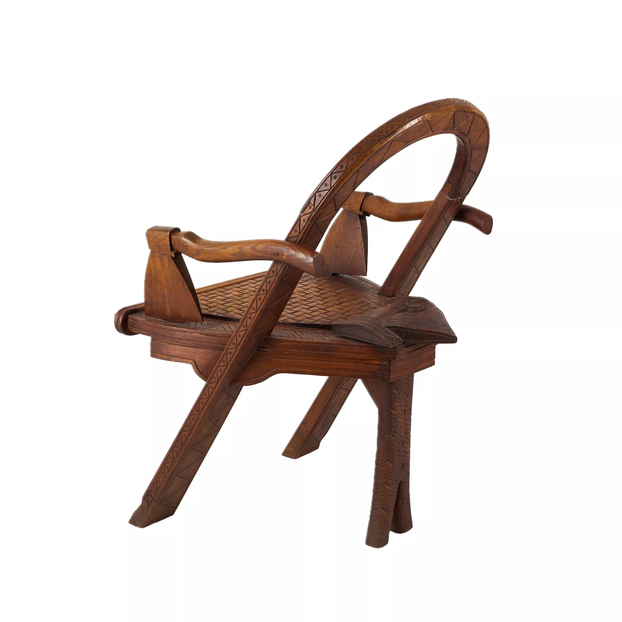 FAUTEUIL SCULPTÉ « ARCHE, HACHE ET GANTS » D’APRÈS UN DESSIN DE V.P. CHOUTOV RUSSIE, FIN DU XIXe SIÈCLE