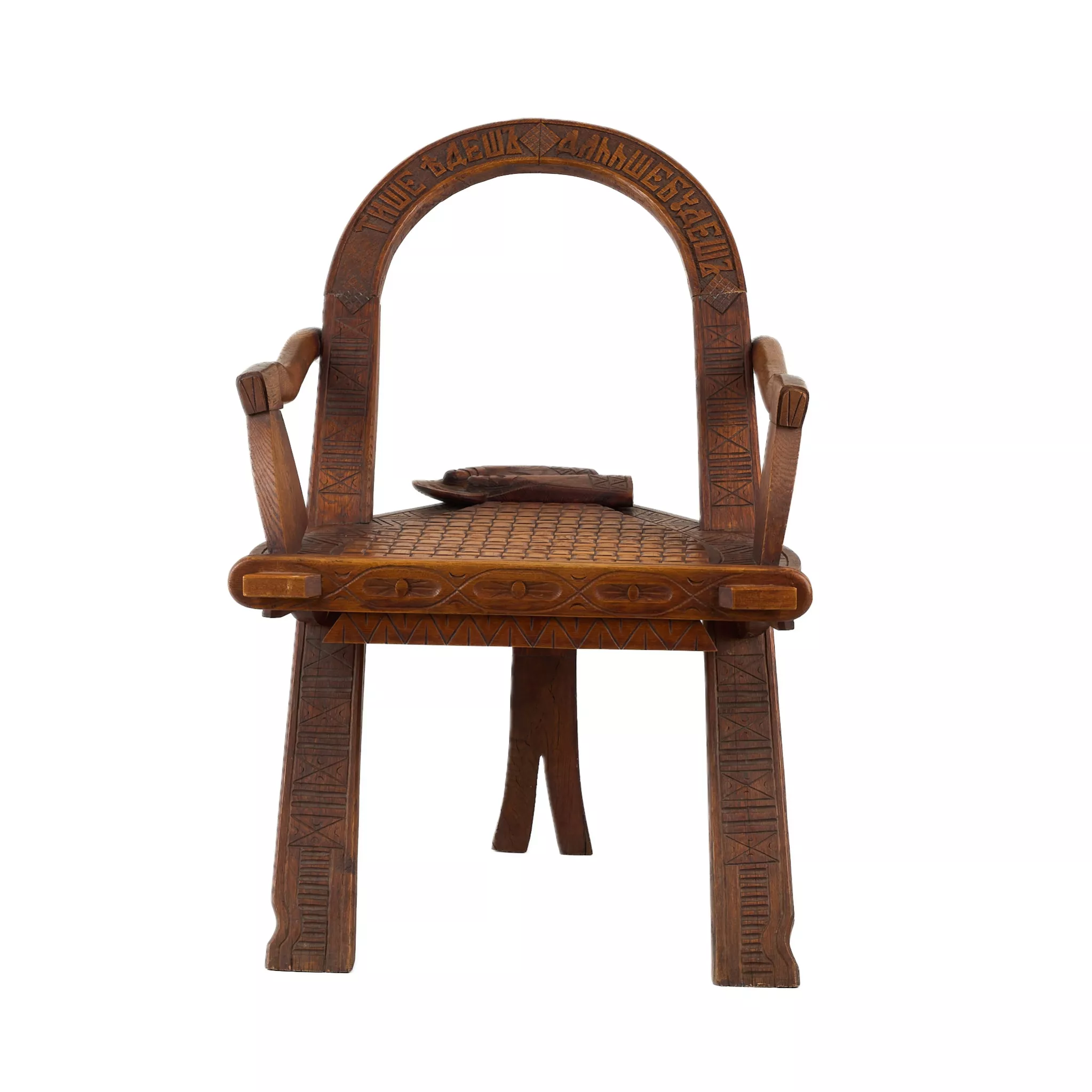 FAUTEUIL SCULPTÉ « ARCHE, HACHE ET GANTS » D’APRÈS UN DESSIN DE V.P. CHOUTOV RUSSIE, FIN DU XIXe SIÈCLE