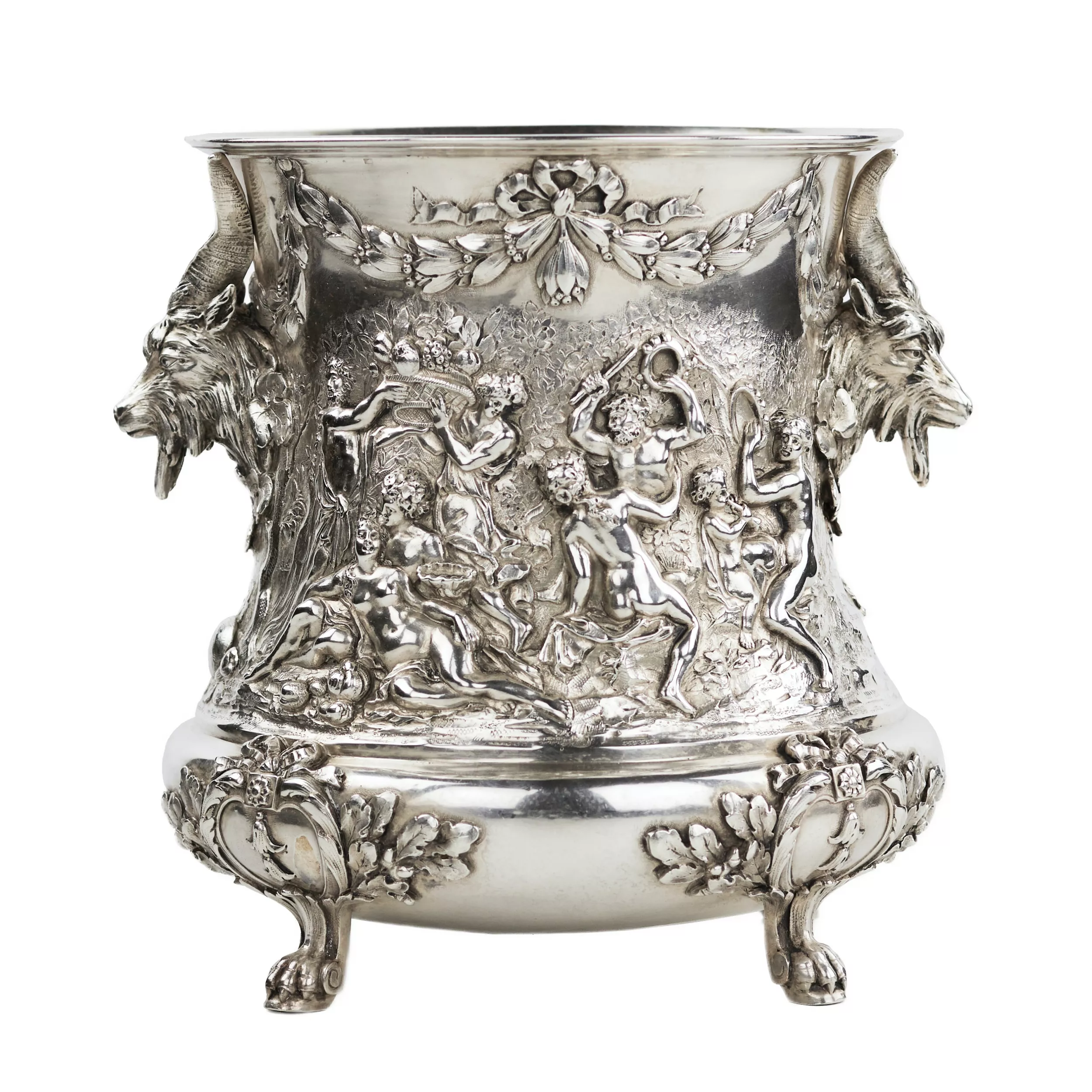 SEAU À CHAMPAGNE EN ARGENT AVEC SCÈNE BACCHIQUE ET ANSES EN TÊTE DE SATYRE EUROPE, XIXe SIÈCLE