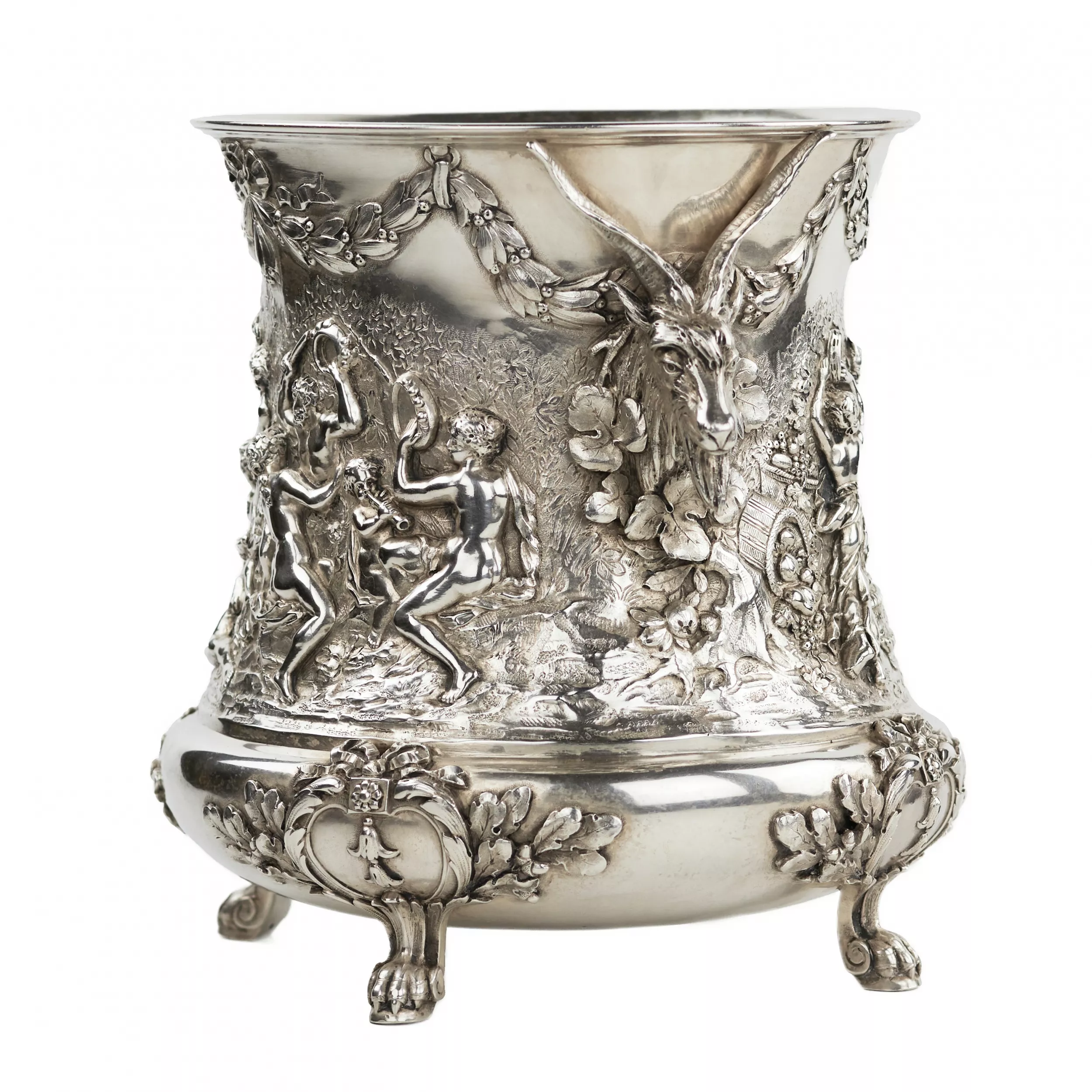 SEAU À CHAMPAGNE EN ARGENT AVEC SCÈNE BACCHIQUE ET ANSES EN TÊTE DE SATYRE EUROPE, XIXe SIÈCLE