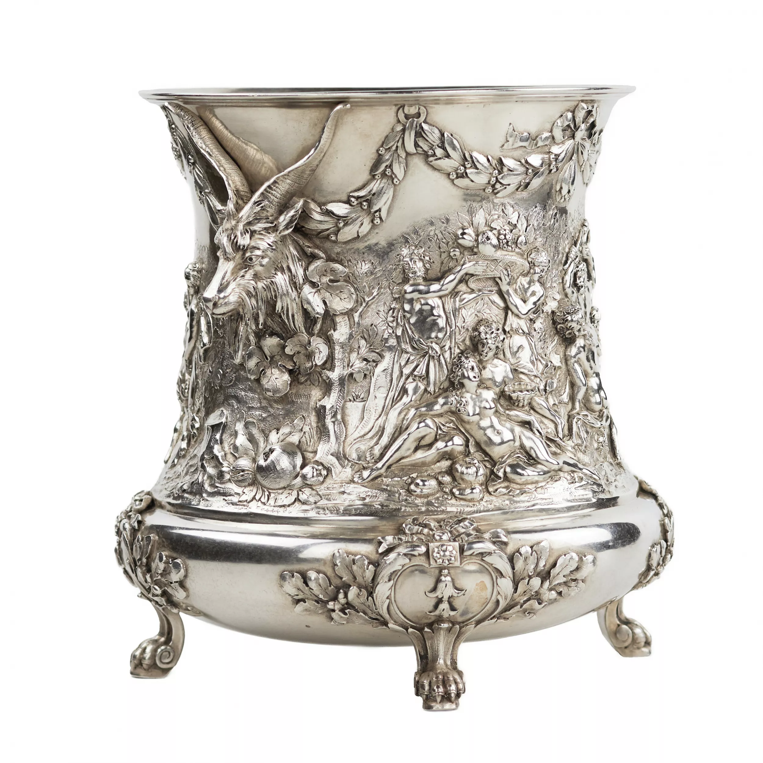 SEAU À CHAMPAGNE EN ARGENT AVEC SCÈNE BACCHIQUE ET ANSES EN TÊTE DE SATYRE EUROPE, XIXe SIÈCLE