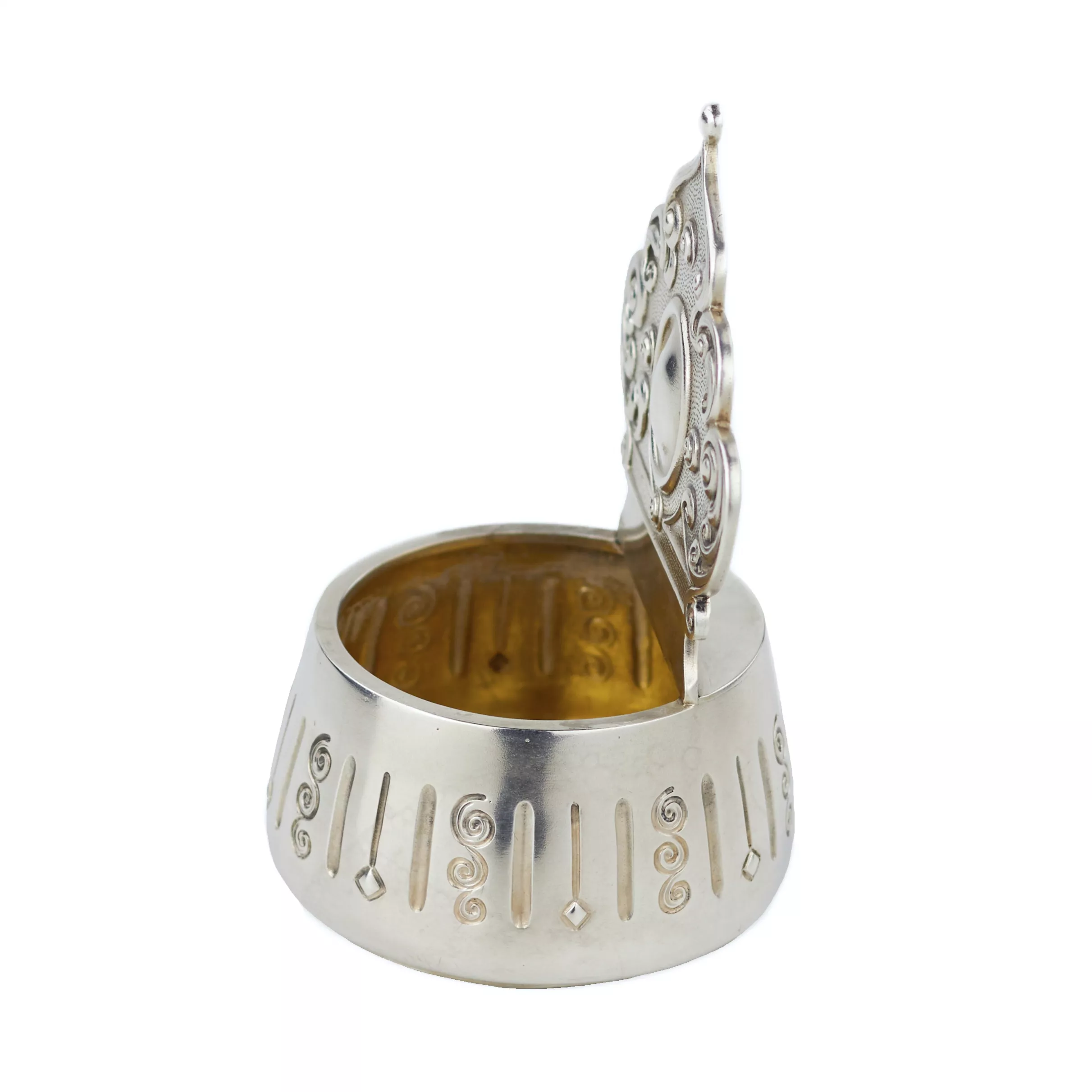 LOUCHE EN ARGENT À DOS AJOURÉ EN FORME DE KOKOSHNIK RUSSIE, DÉBUT DU XXᵉ SIÈCLE