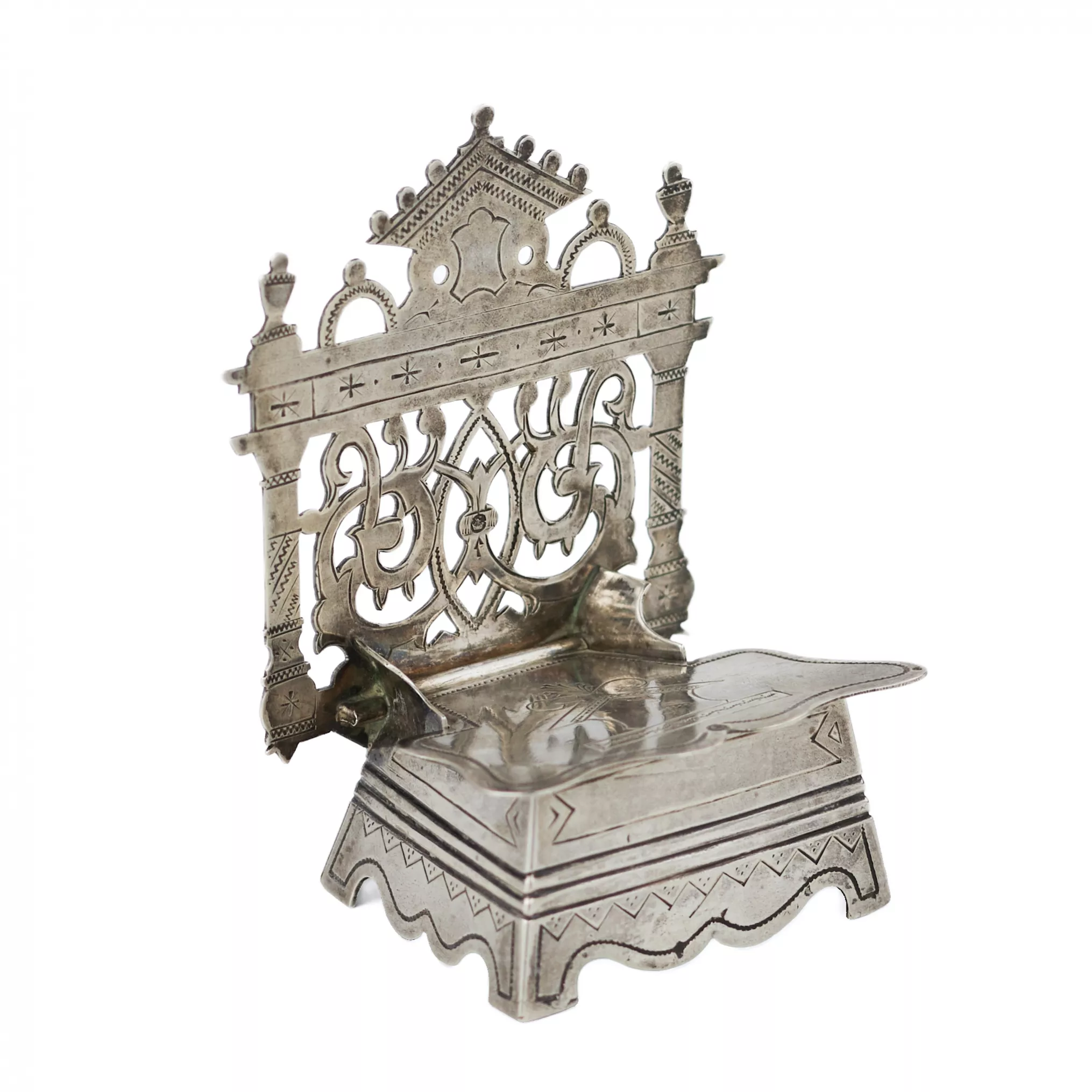 SALIÈRE EN ARGENT EN FORME DE TRÔNE À DOSSIER AJOURÉ RUSSIE, KOSTROMA, ANNÉES 1880–1890