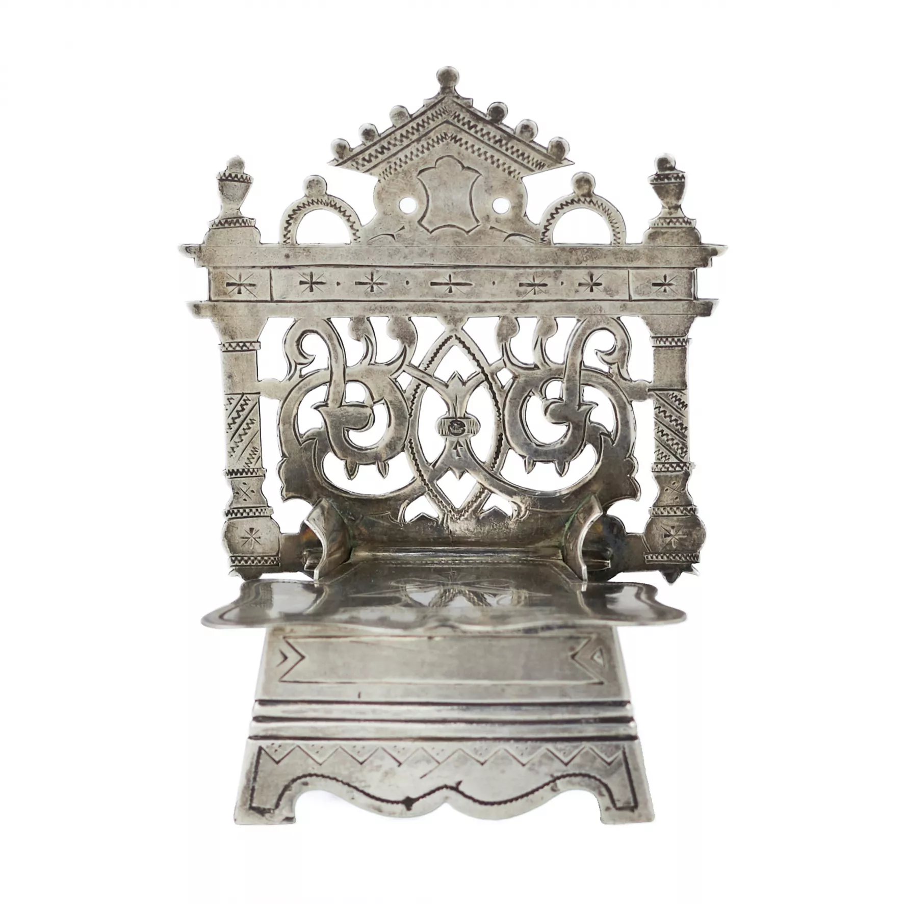 SALIÈRE EN ARGENT EN FORME DE TRÔNE À DOSSIER AJOURÉ RUSSIE, KOSTROMA, ANNÉES 1880–1890